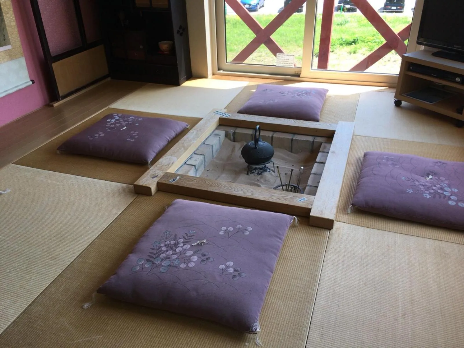 Communal lounge/ TV room in Niseko Tabi-tsumugi Backpackers