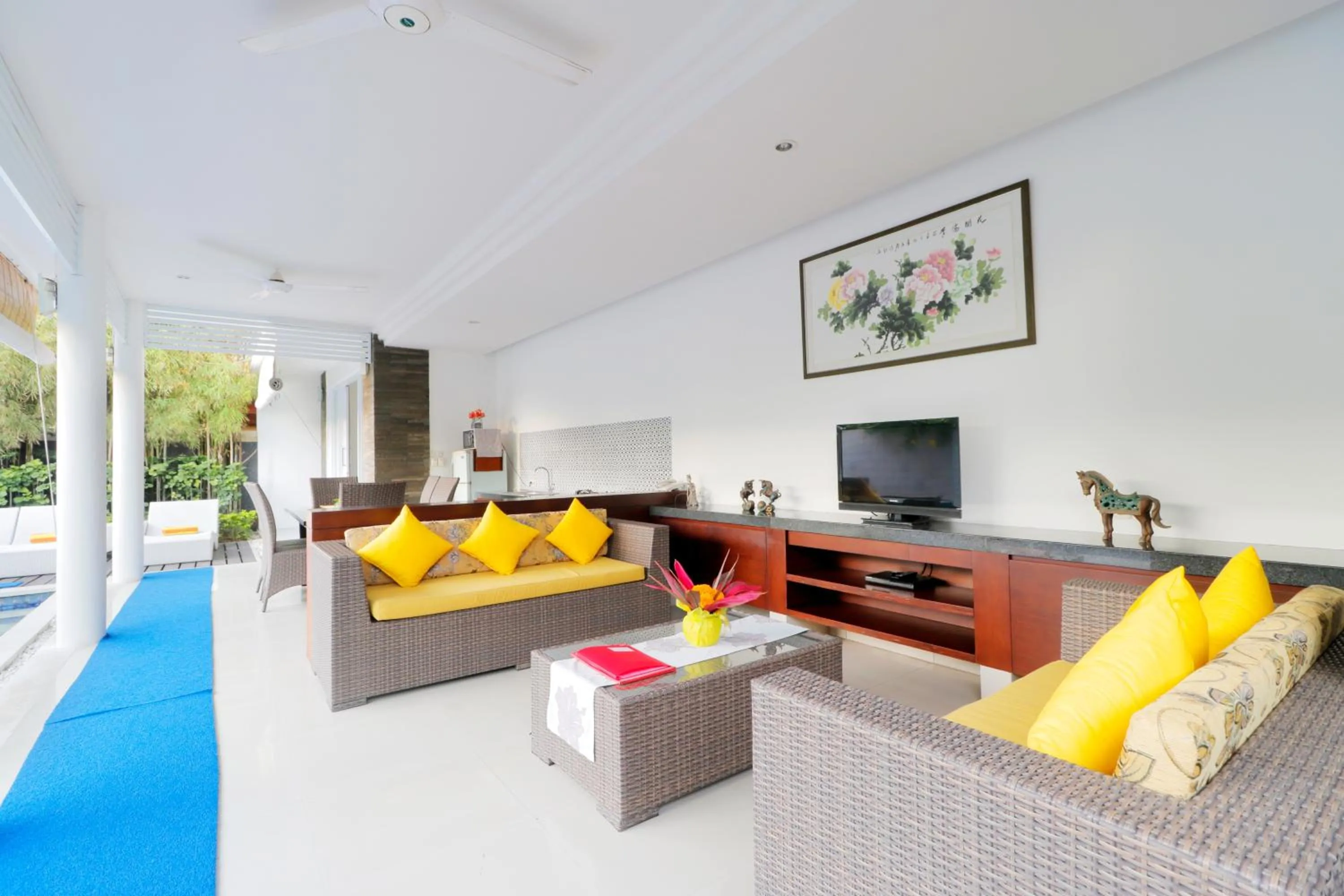 Communal lounge/ TV room in Heliconia Villa