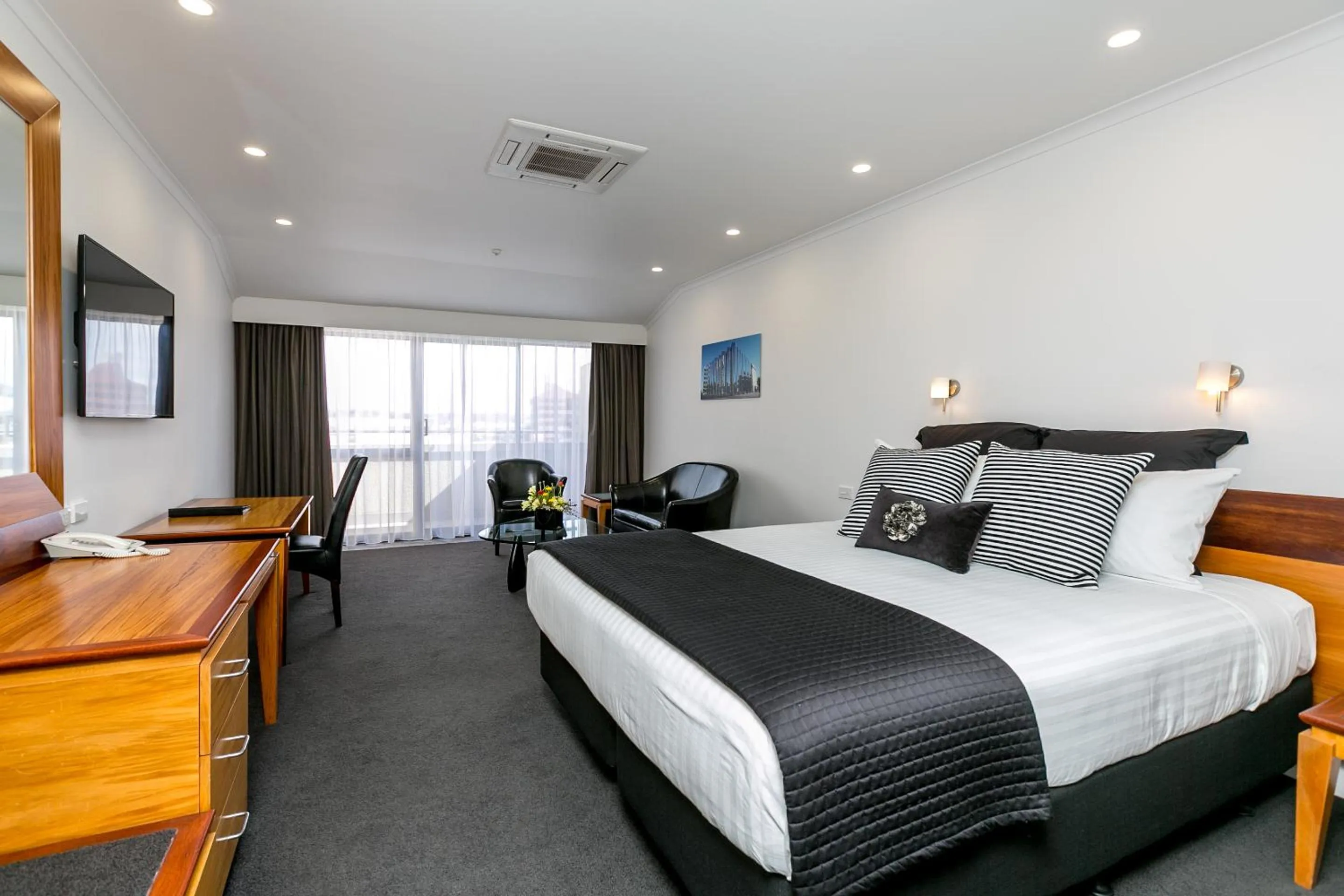 Photo of the whole room, Bed in Plymouth International