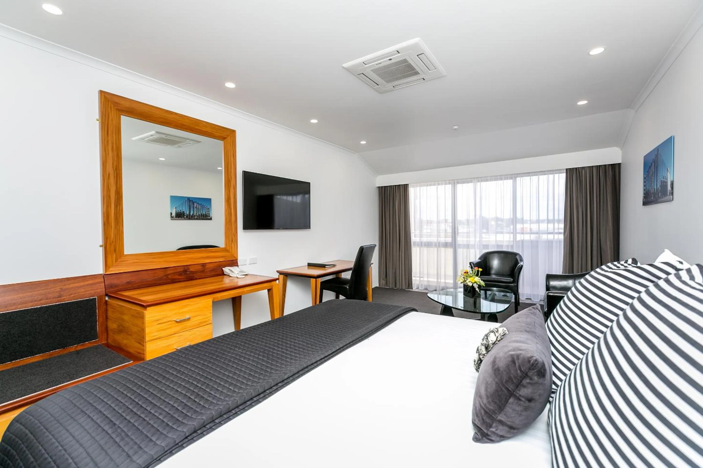 Photo of the whole room, Bed in Plymouth International