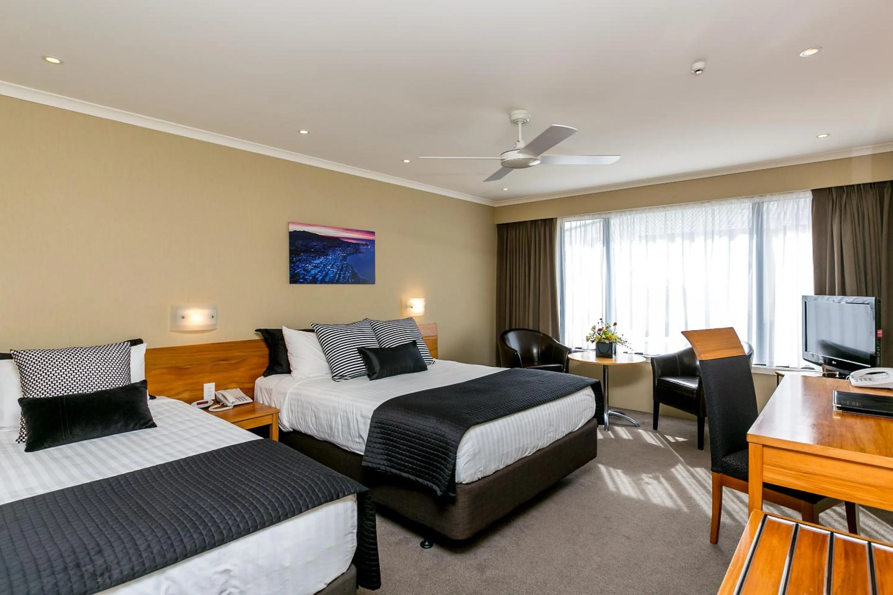 Photo of the whole room, Bed in Plymouth International