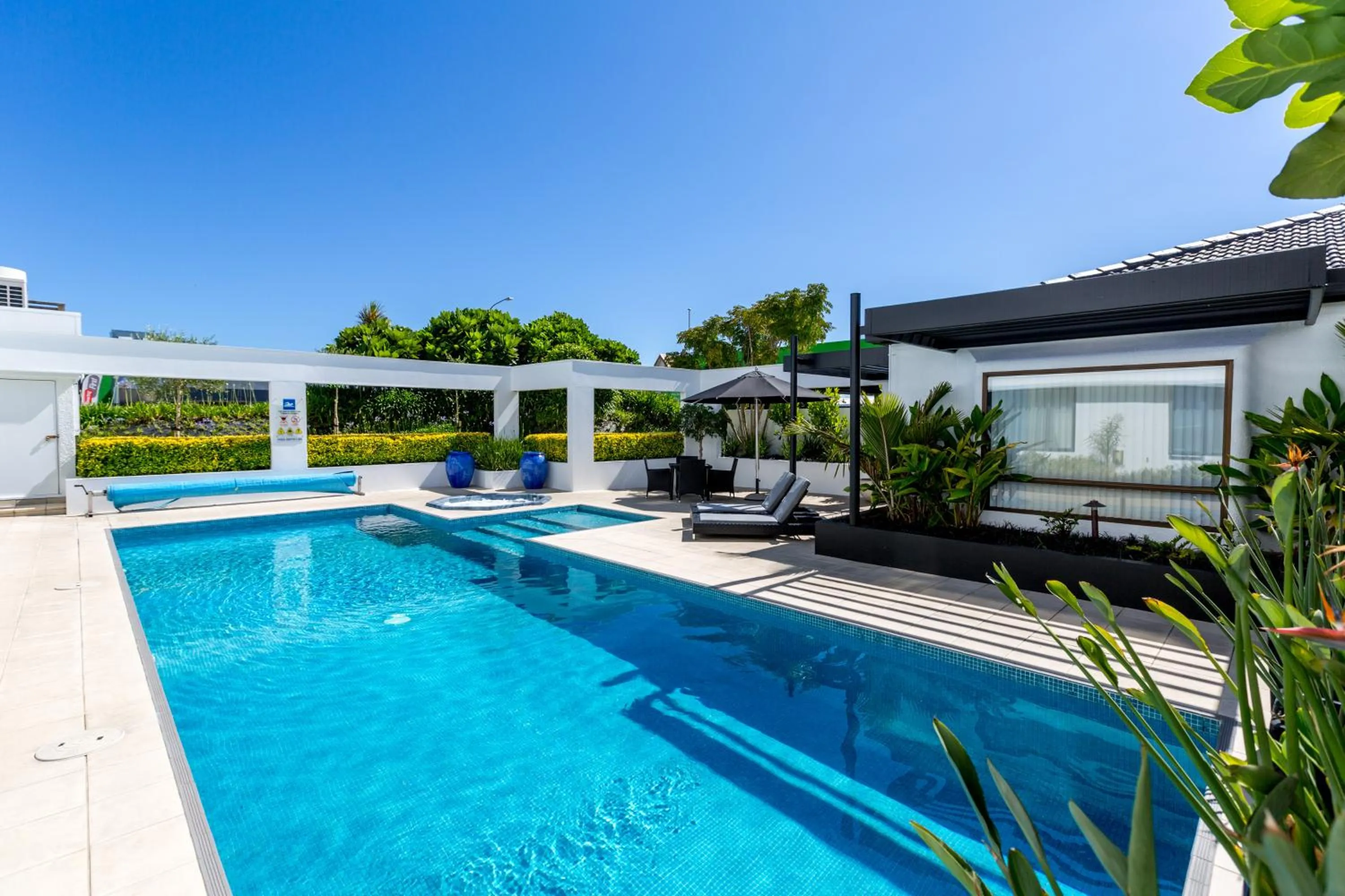 Pool view in Plymouth International