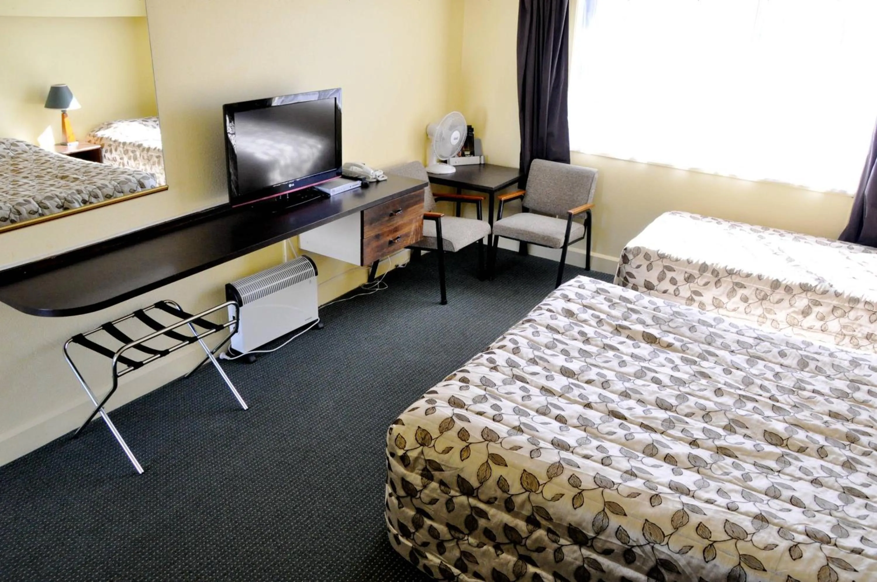 Bedroom, Bed in Braemar Motor Inn