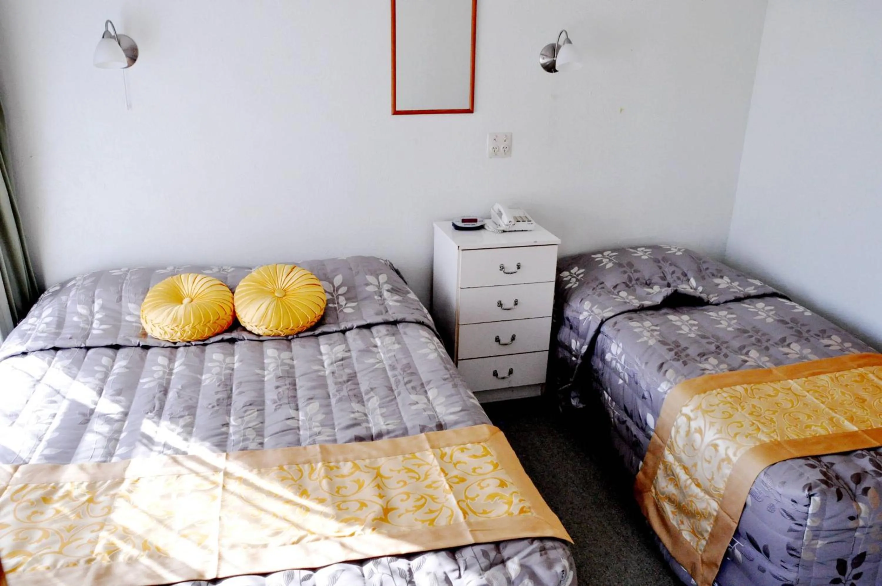 Bedroom, Bed in Braemar Motor Inn