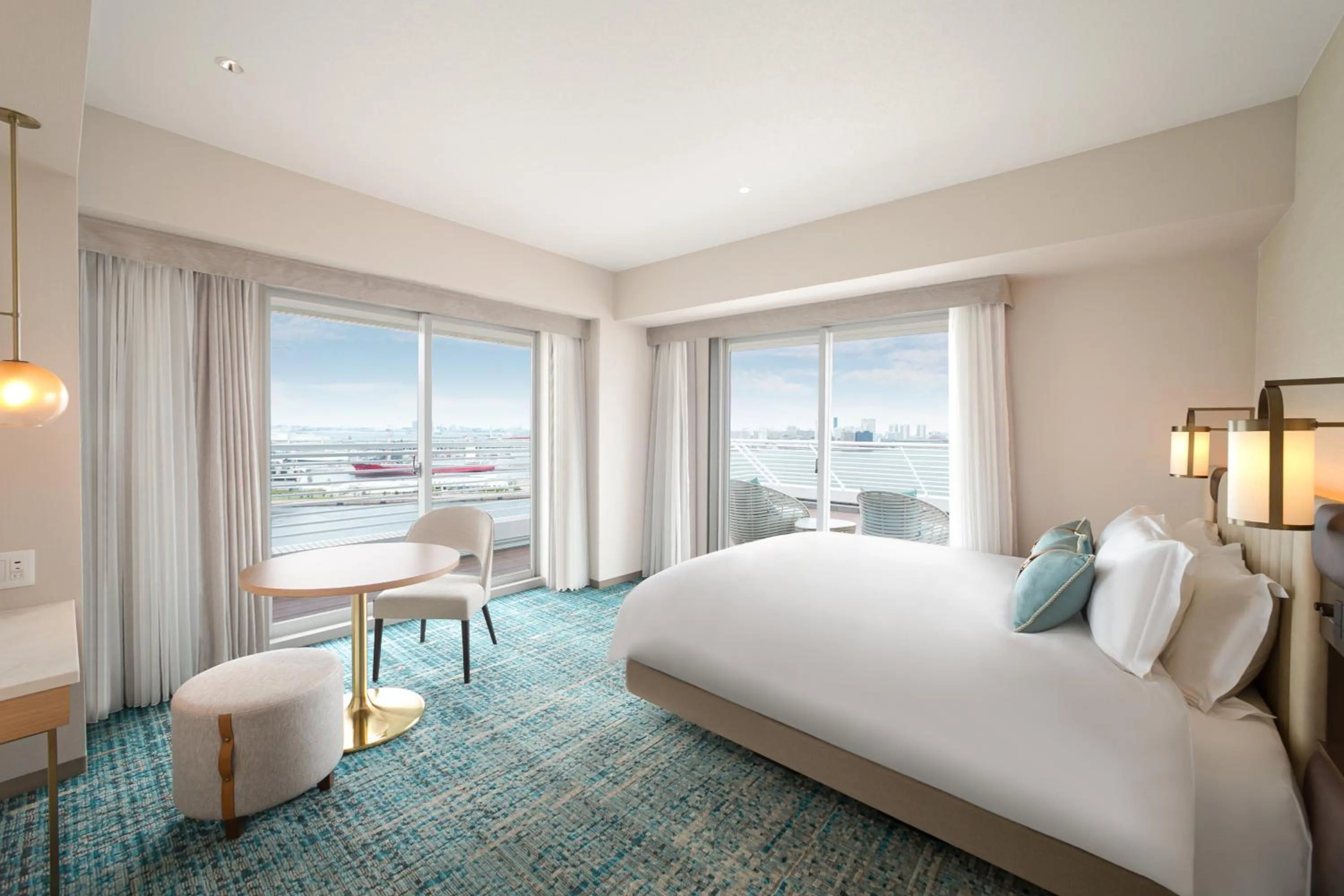 Photo of the whole room, Bed in Kobe Meriken Park Oriental Hotel