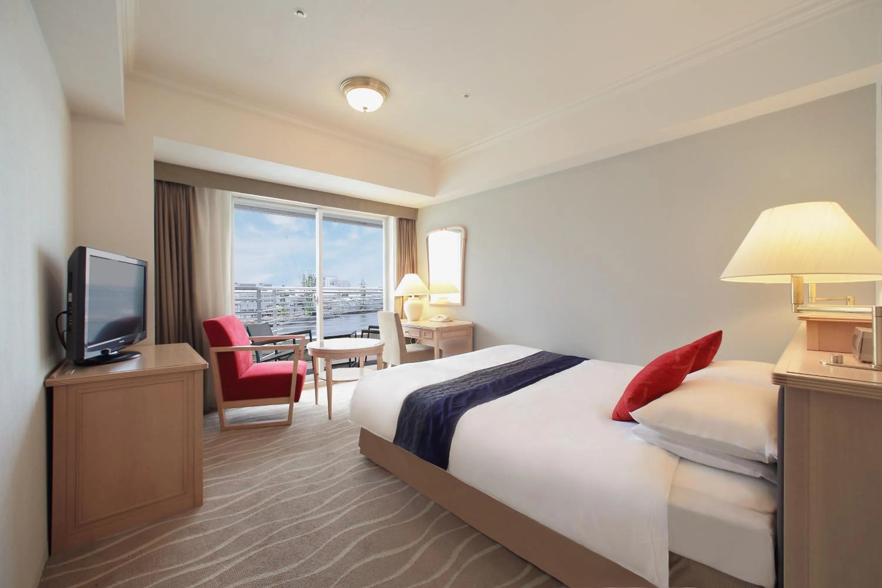 Photo of the whole room, Bed in Kobe Meriken Park Oriental Hotel