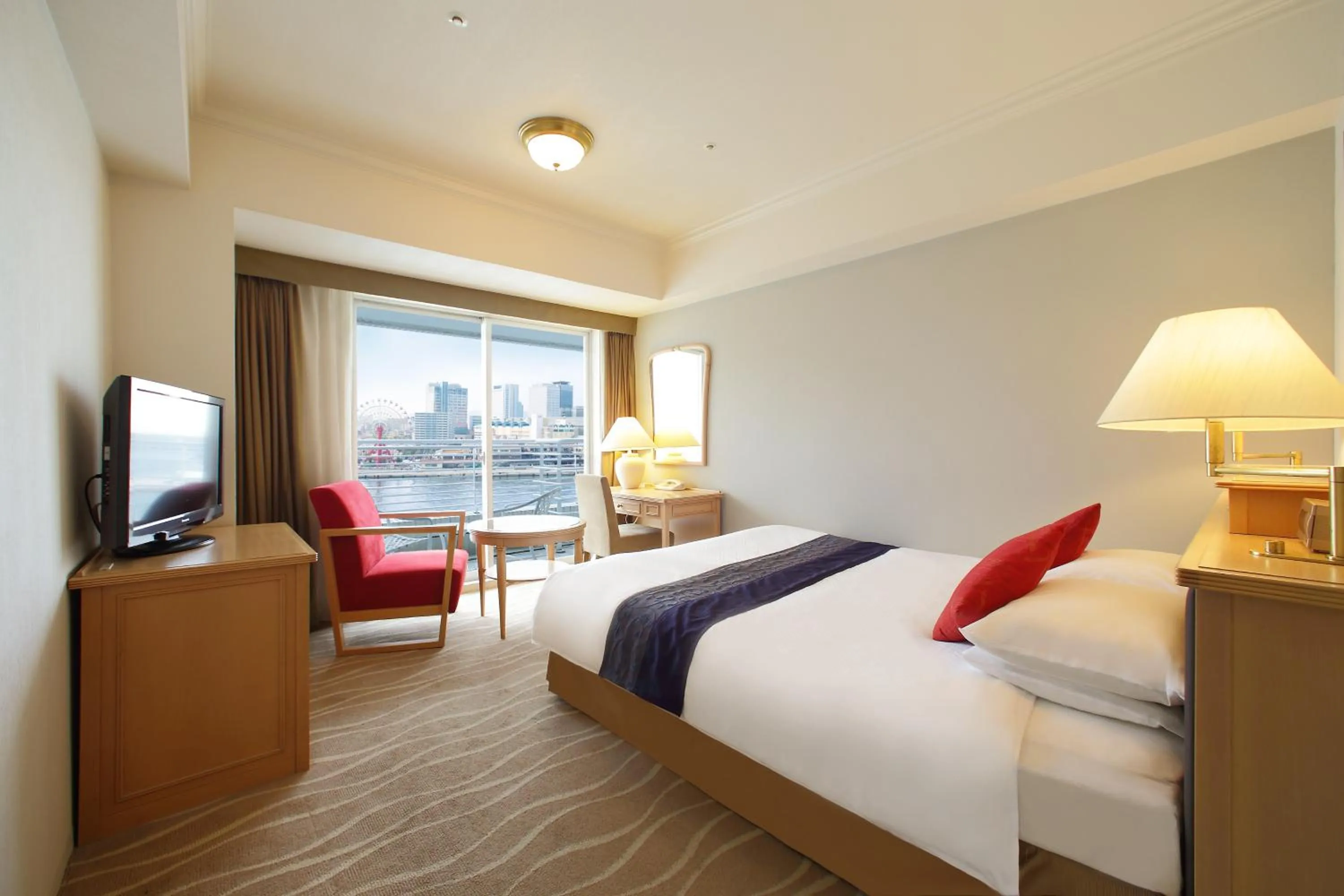 Photo of the whole room, Bed in Kobe Meriken Park Oriental Hotel