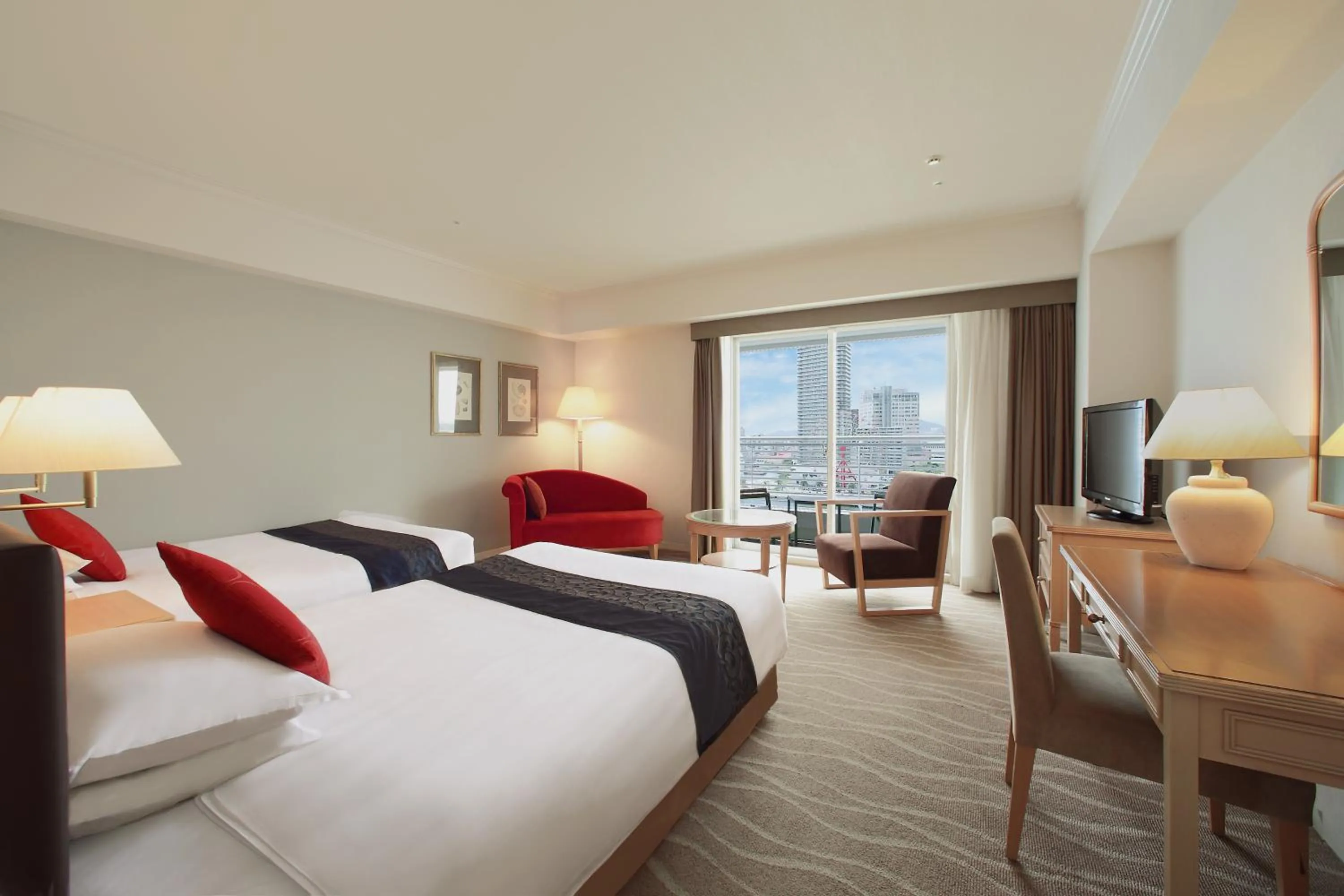 Photo of the whole room, Bed in Kobe Meriken Park Oriental Hotel