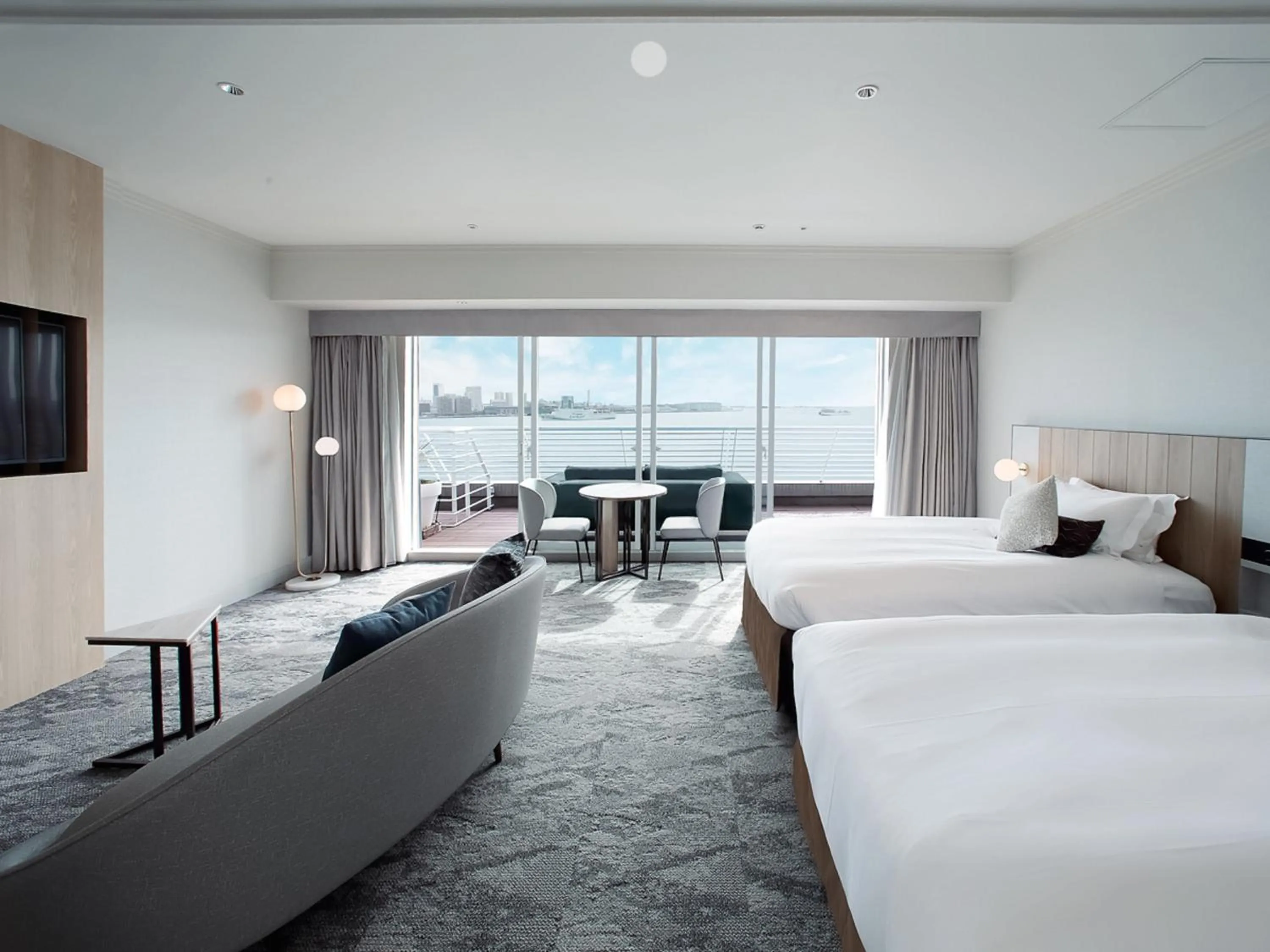 Photo of the whole room, Bed in Kobe Meriken Park Oriental Hotel