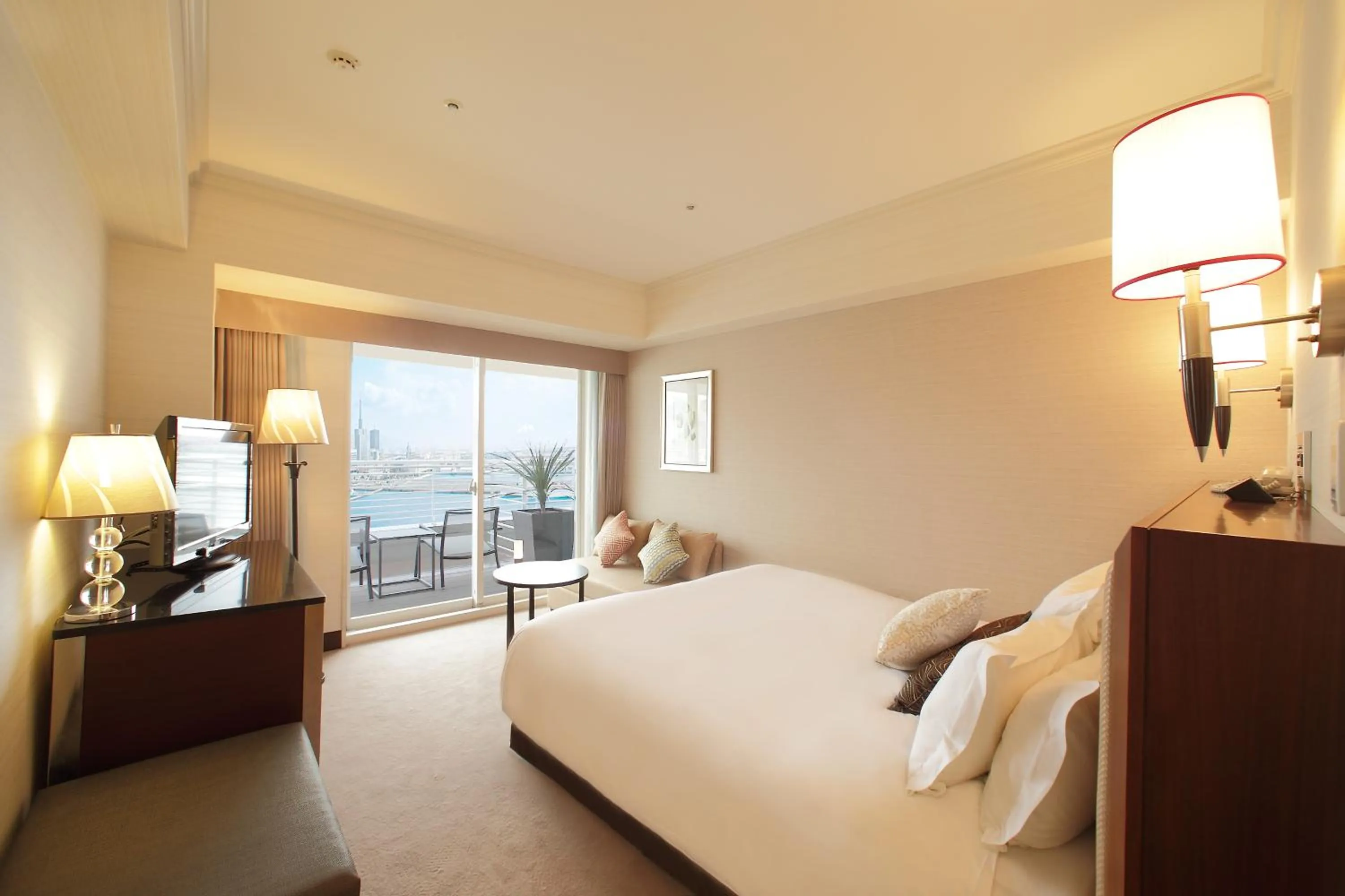 Photo of the whole room, Bed in Kobe Meriken Park Oriental Hotel