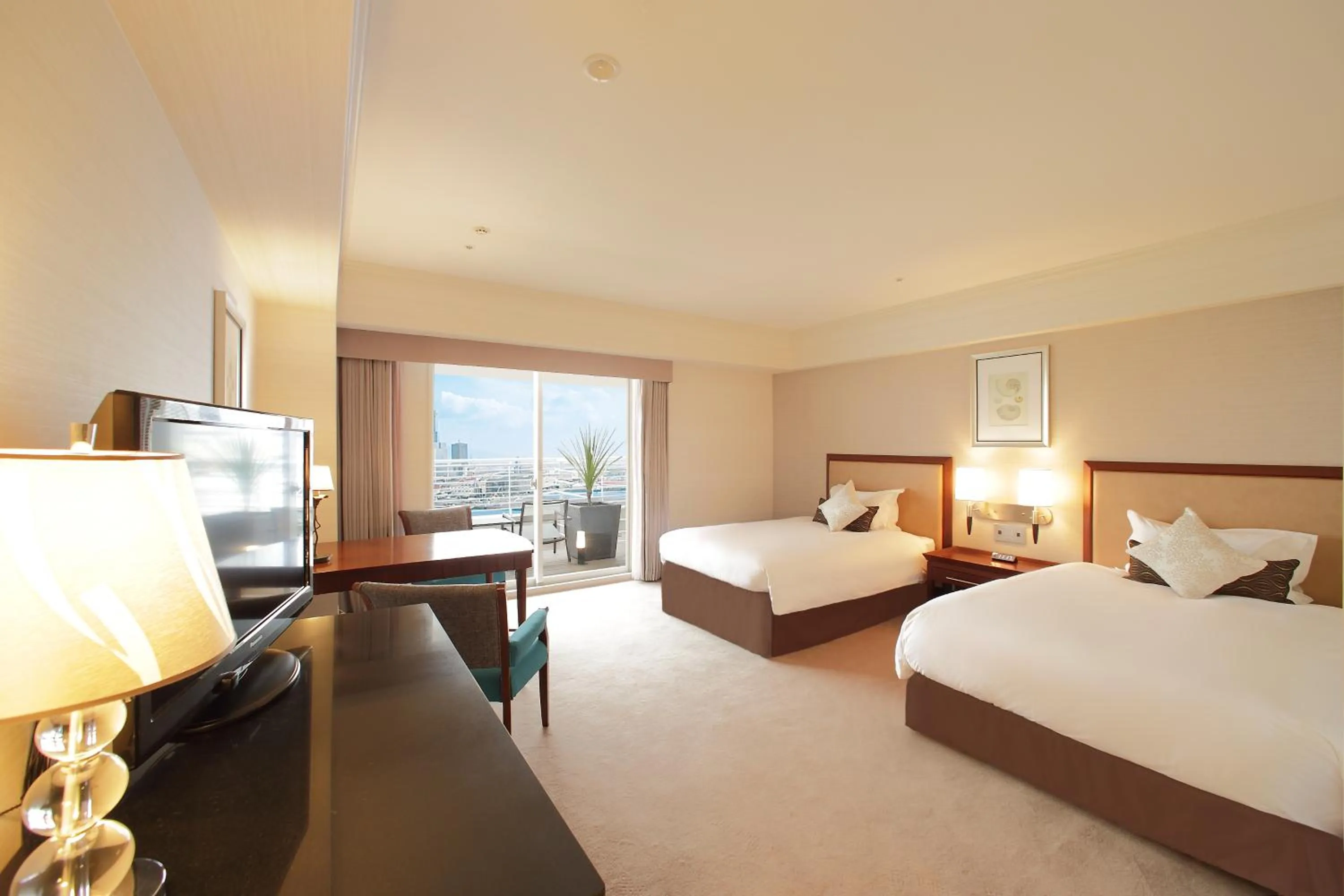 Photo of the whole room, Bed in Kobe Meriken Park Oriental Hotel
