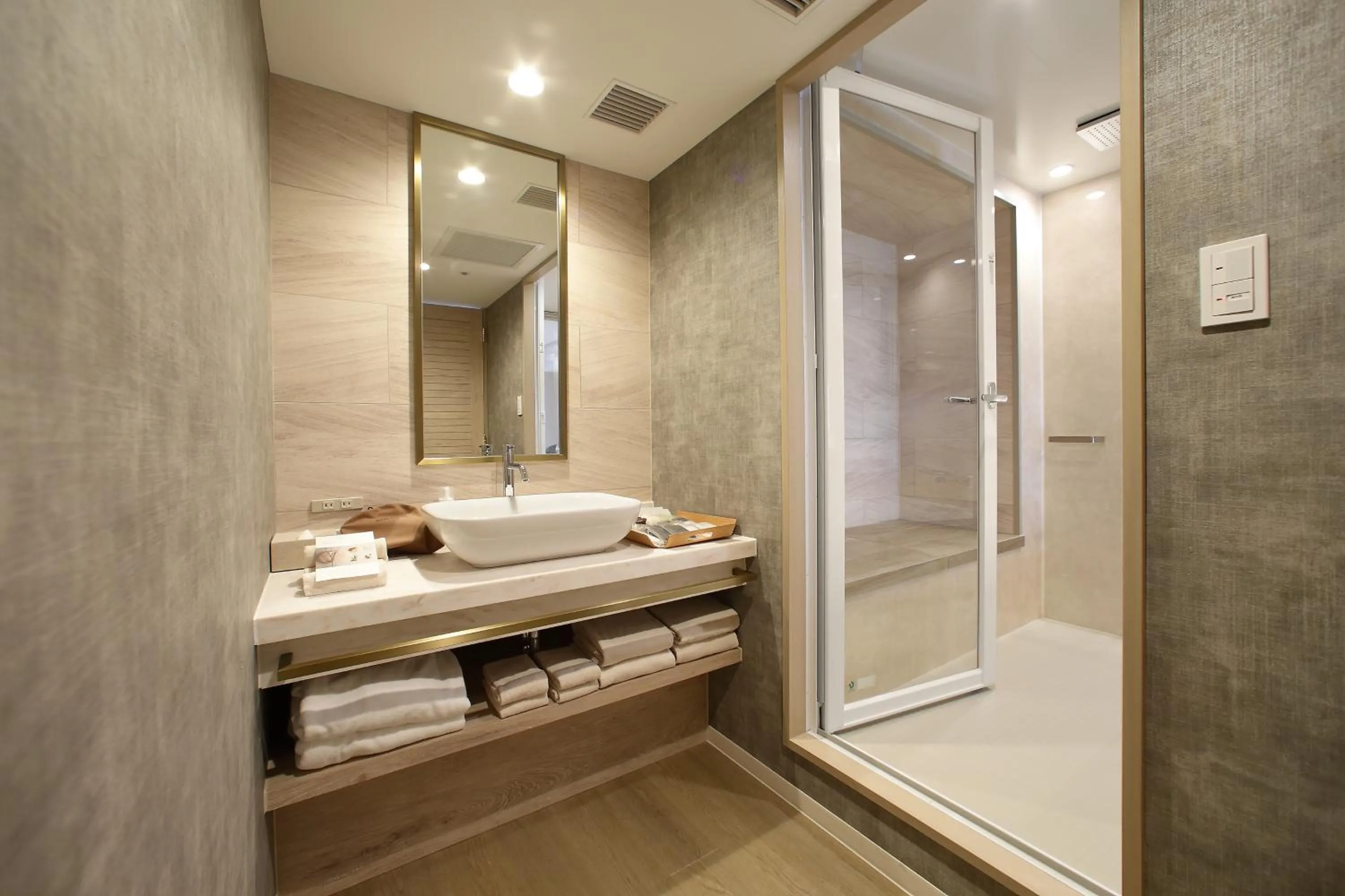 Bathroom, Bed in Kobe Meriken Park Oriental Hotel