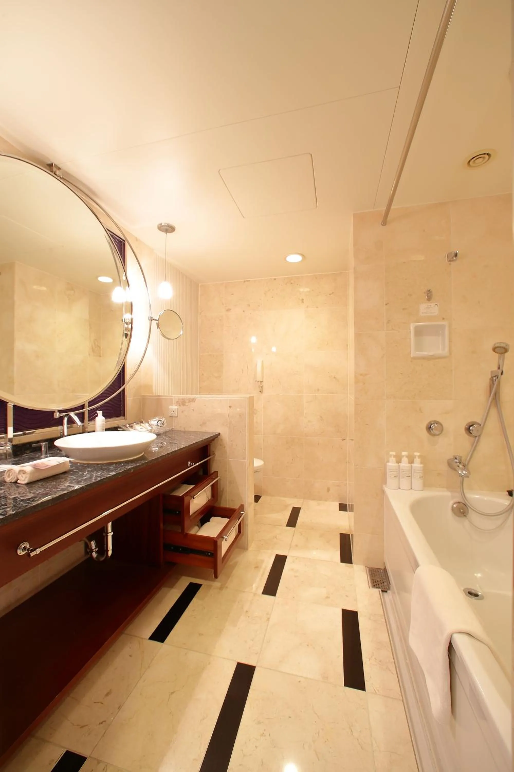 Photo of the whole room in Kobe Meriken Park Oriental Hotel