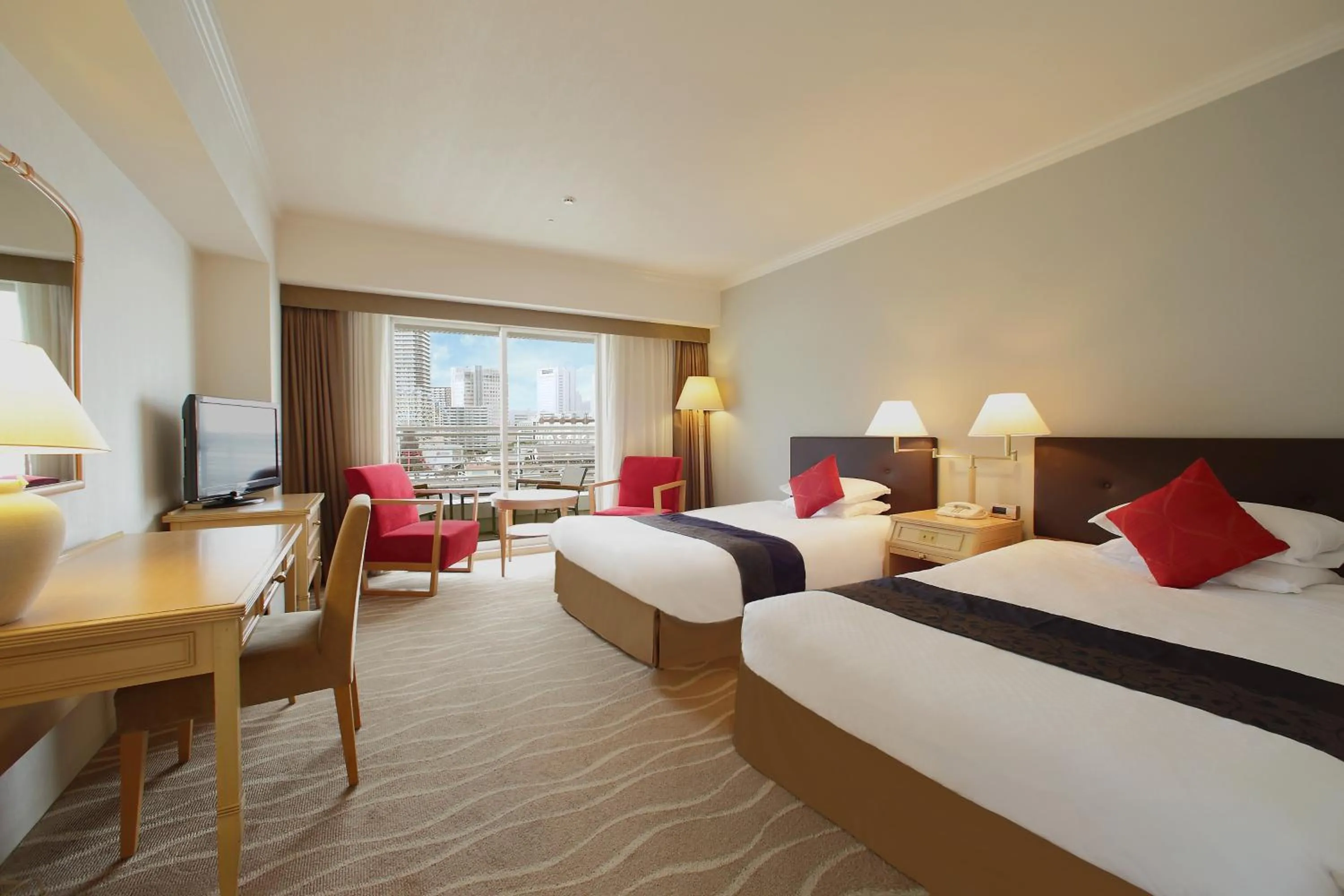 Photo of the whole room, Bed in Kobe Meriken Park Oriental Hotel