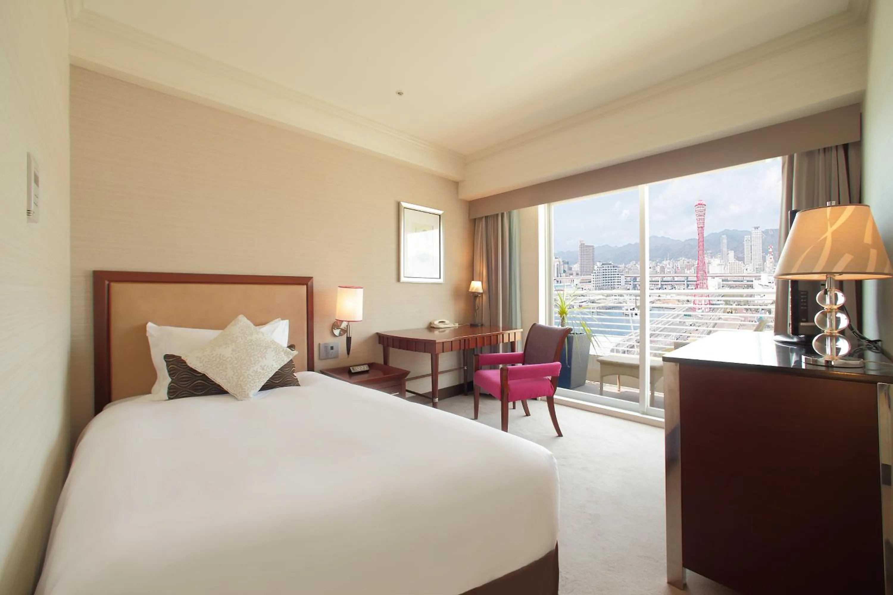 Photo of the whole room, Bed in Kobe Meriken Park Oriental Hotel