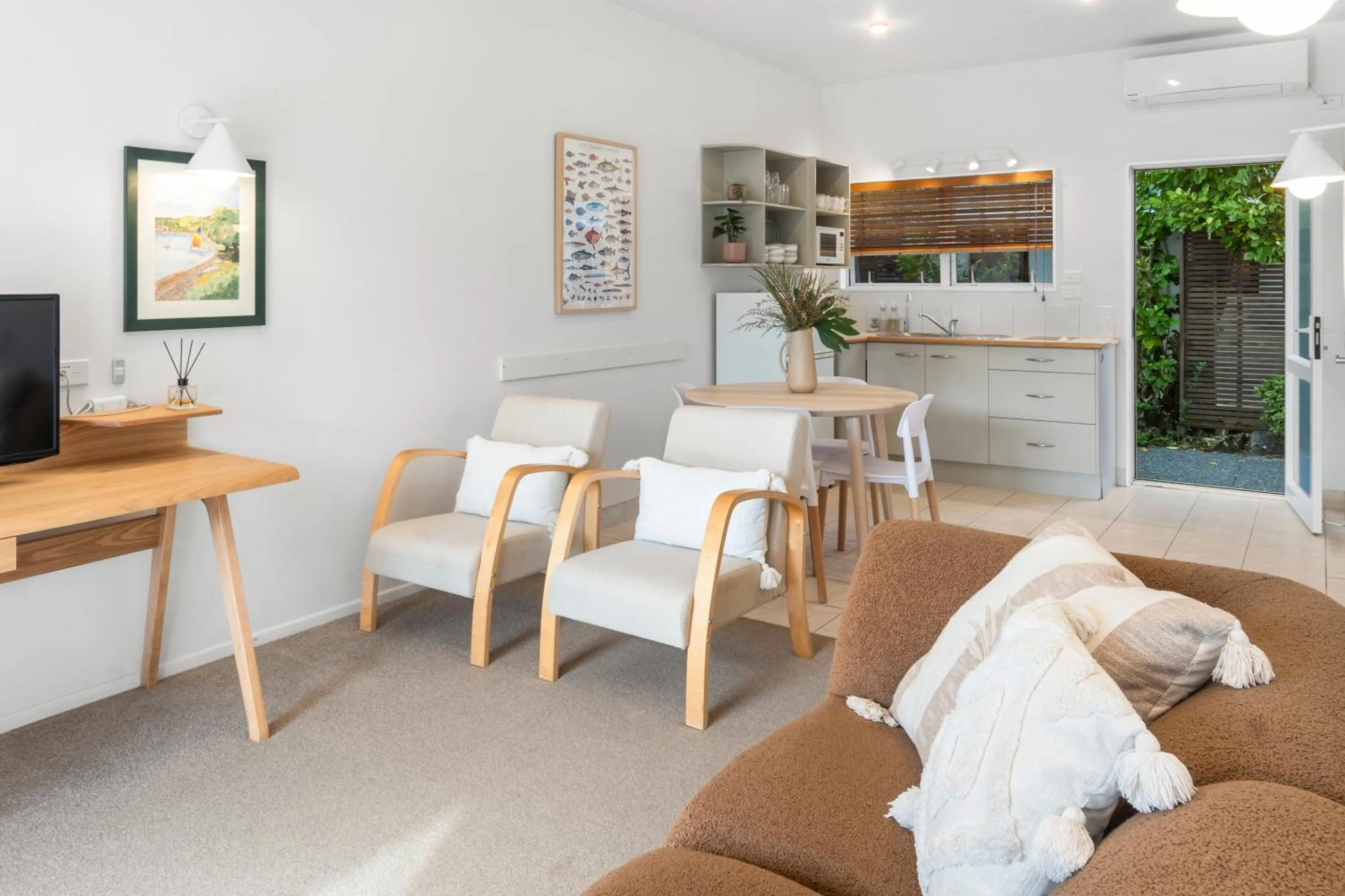 Kitchen or kitchenette in ASURE Admirals View Motel