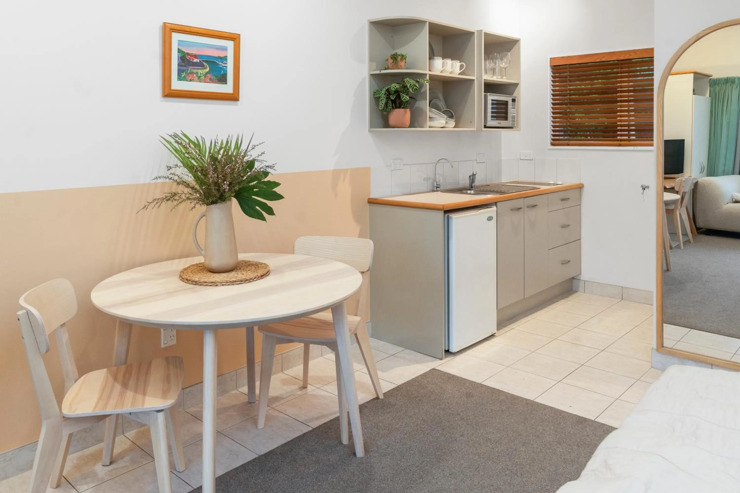 Kitchen or kitchenette in ASURE Admirals View Motel