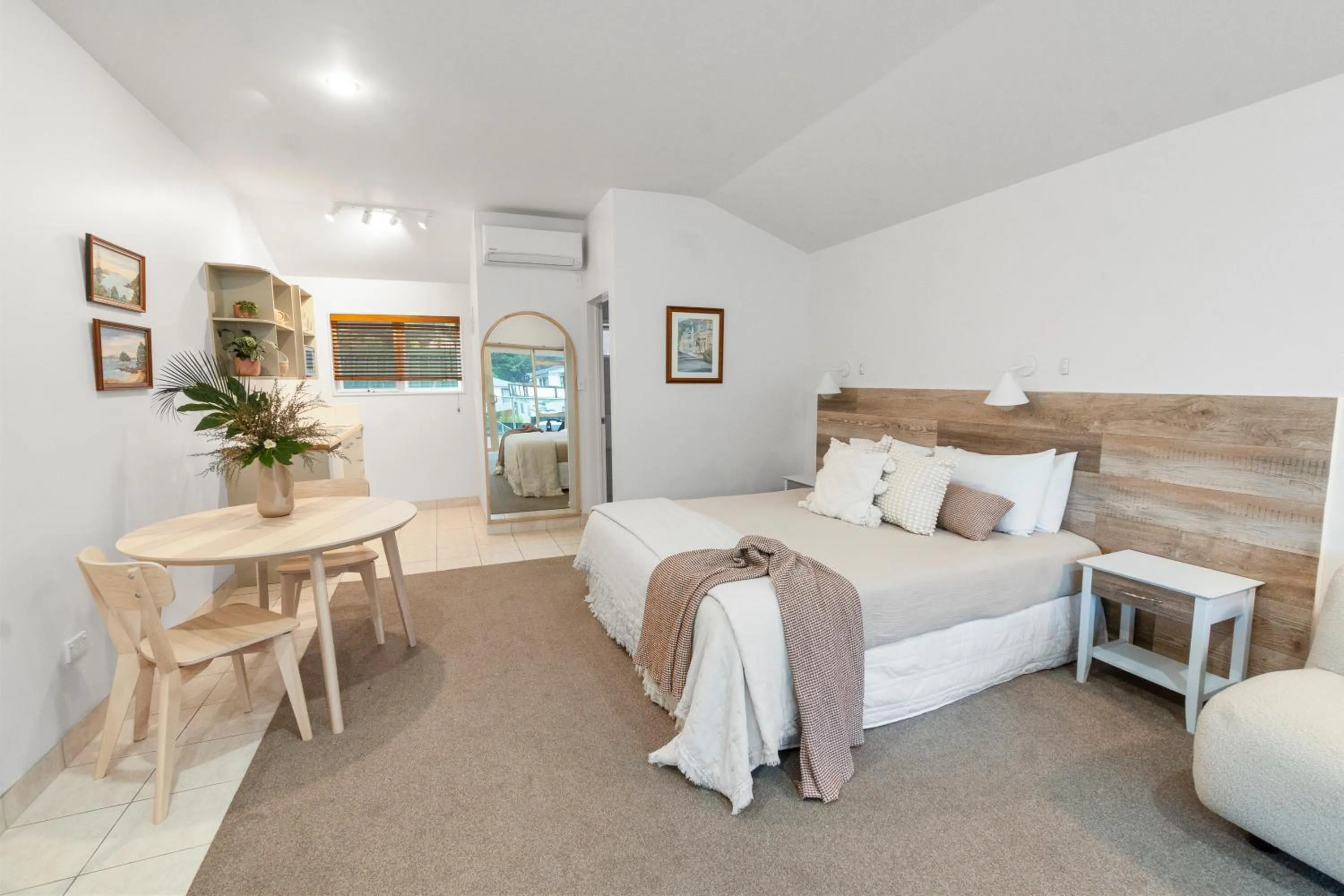 Dining area, Bed in ASURE Admirals View Motel