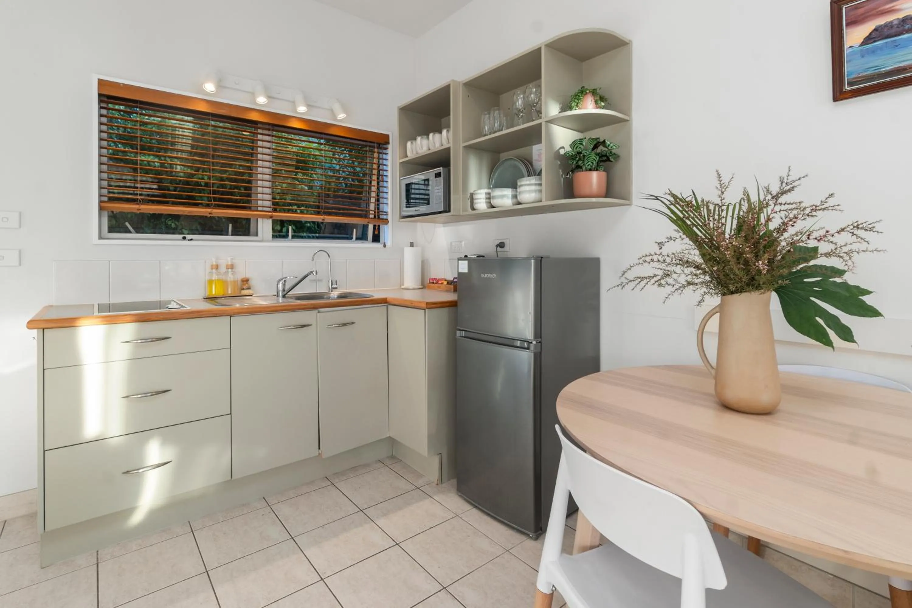 Kitchen or kitchenette in ASURE Admirals View Motel