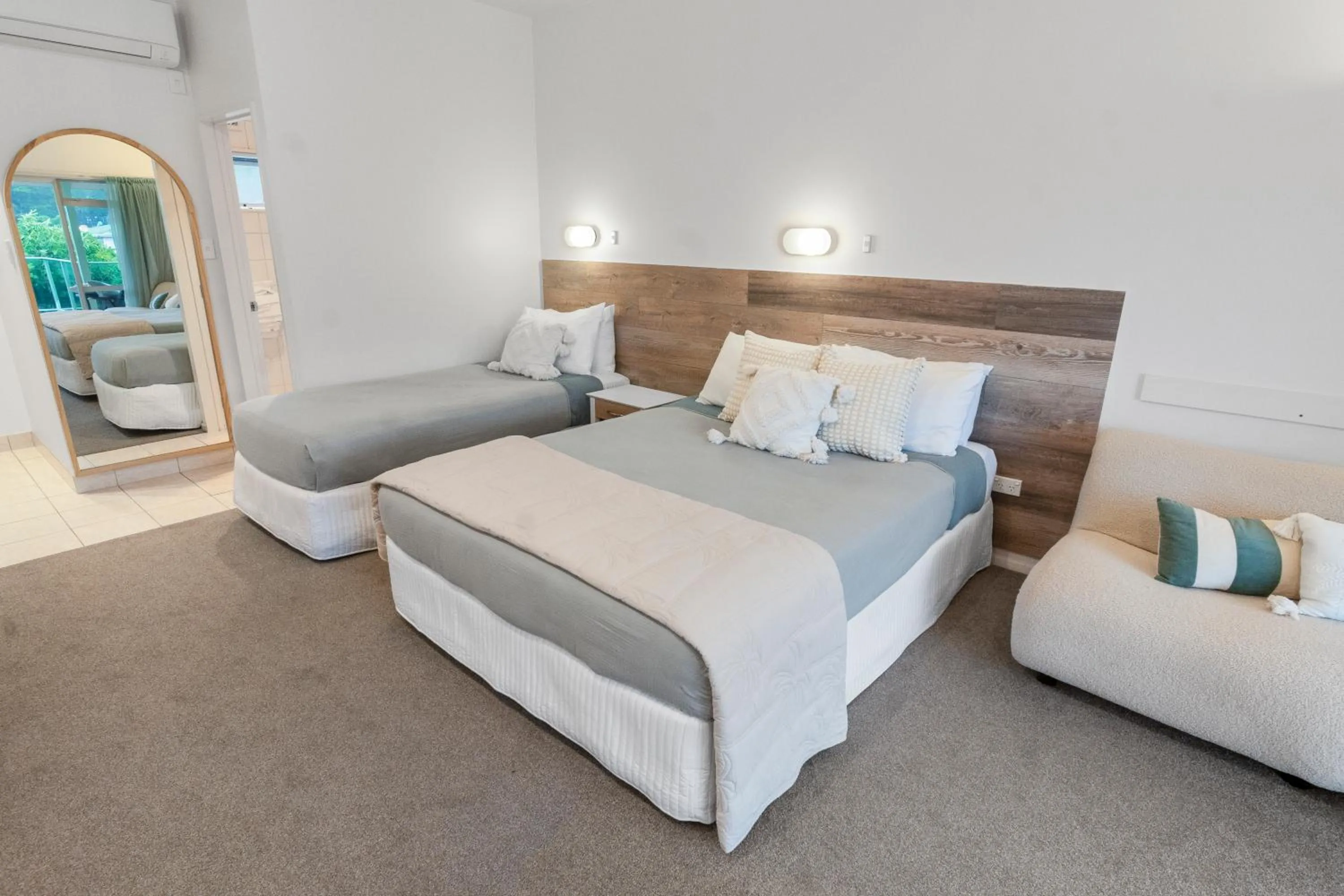 Living room, Bed in ASURE Admirals View Motel