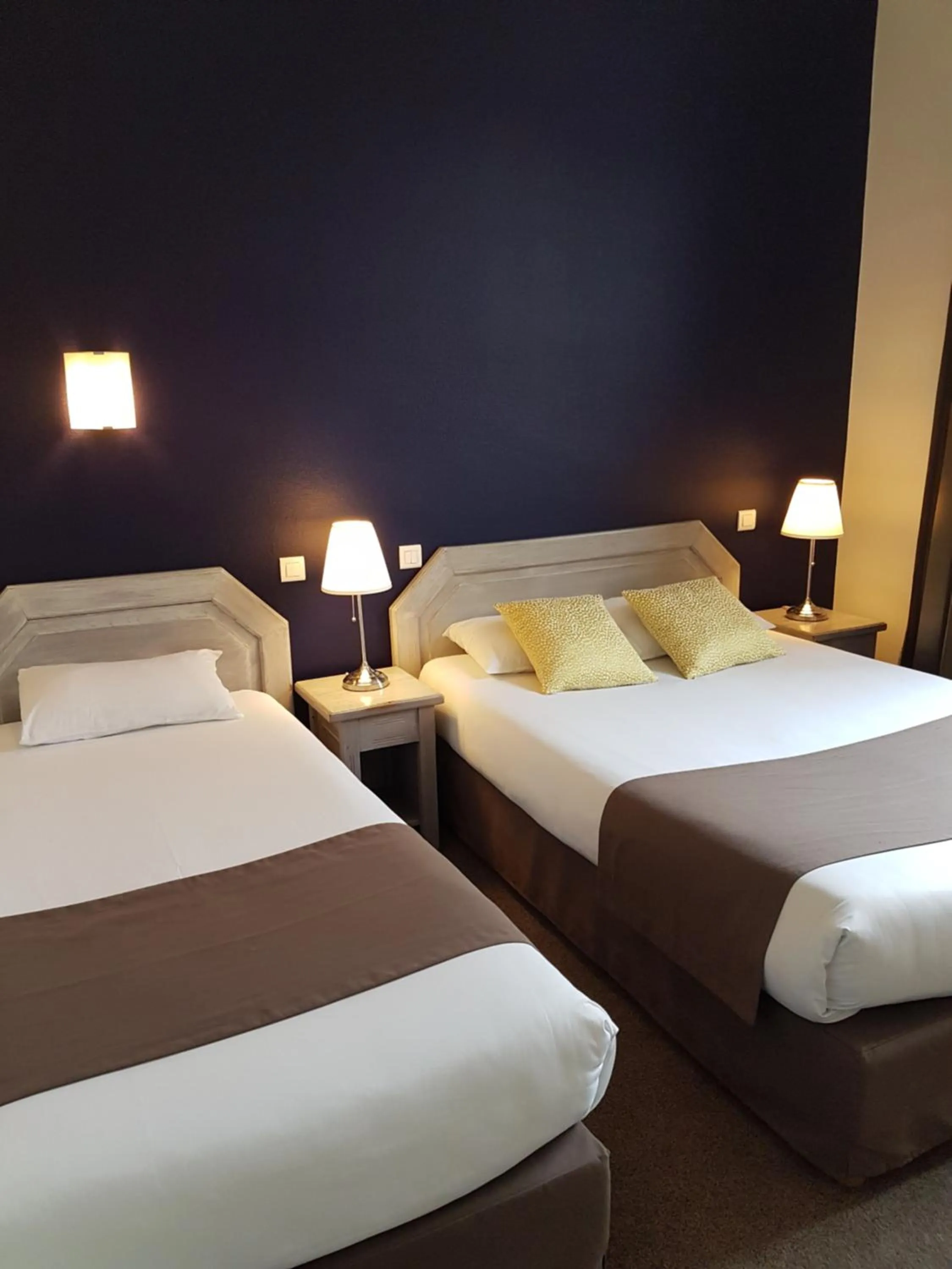 Bedroom, Bed in Le Corbeau