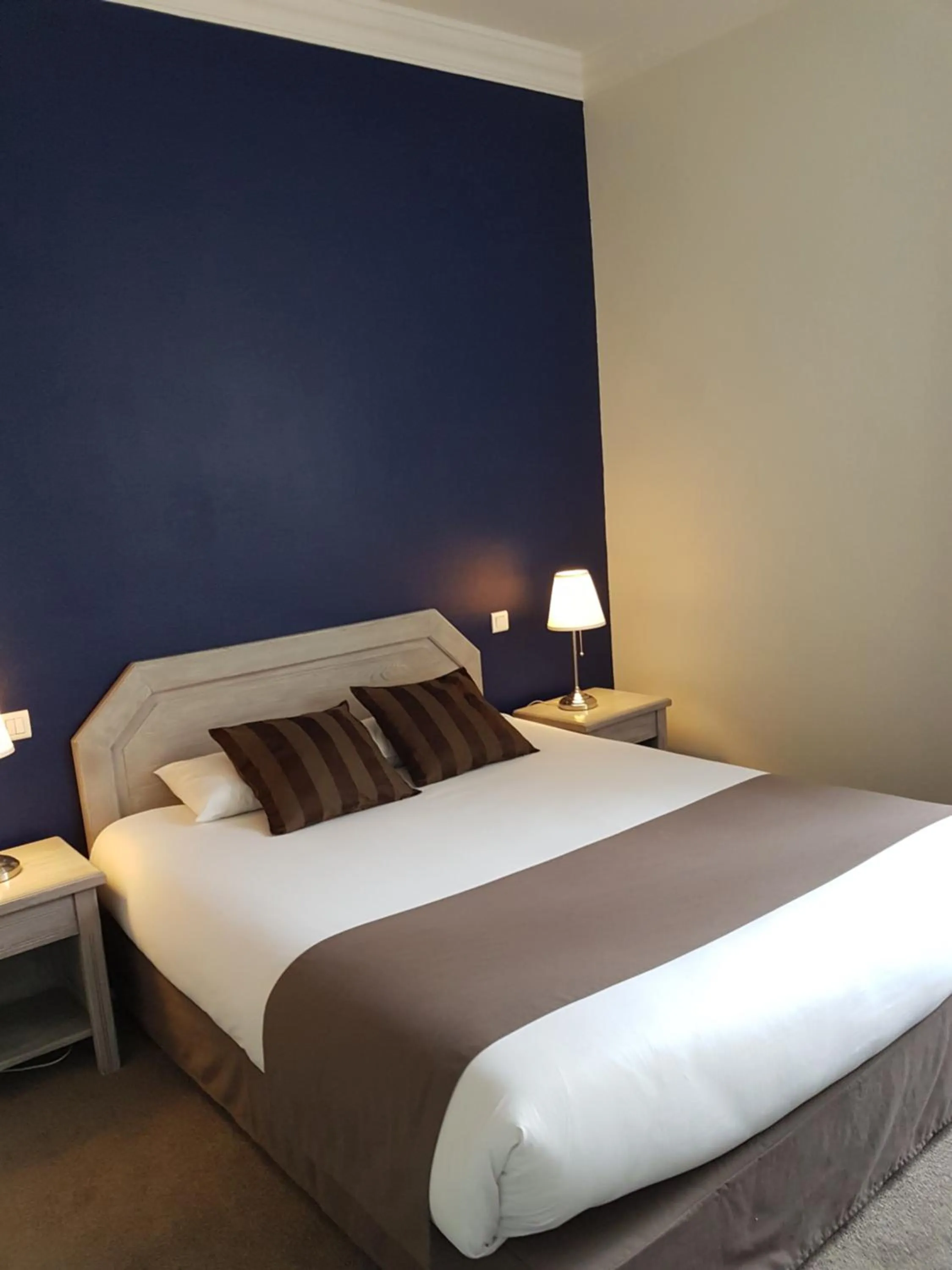 Bedroom, Bed in Le Corbeau