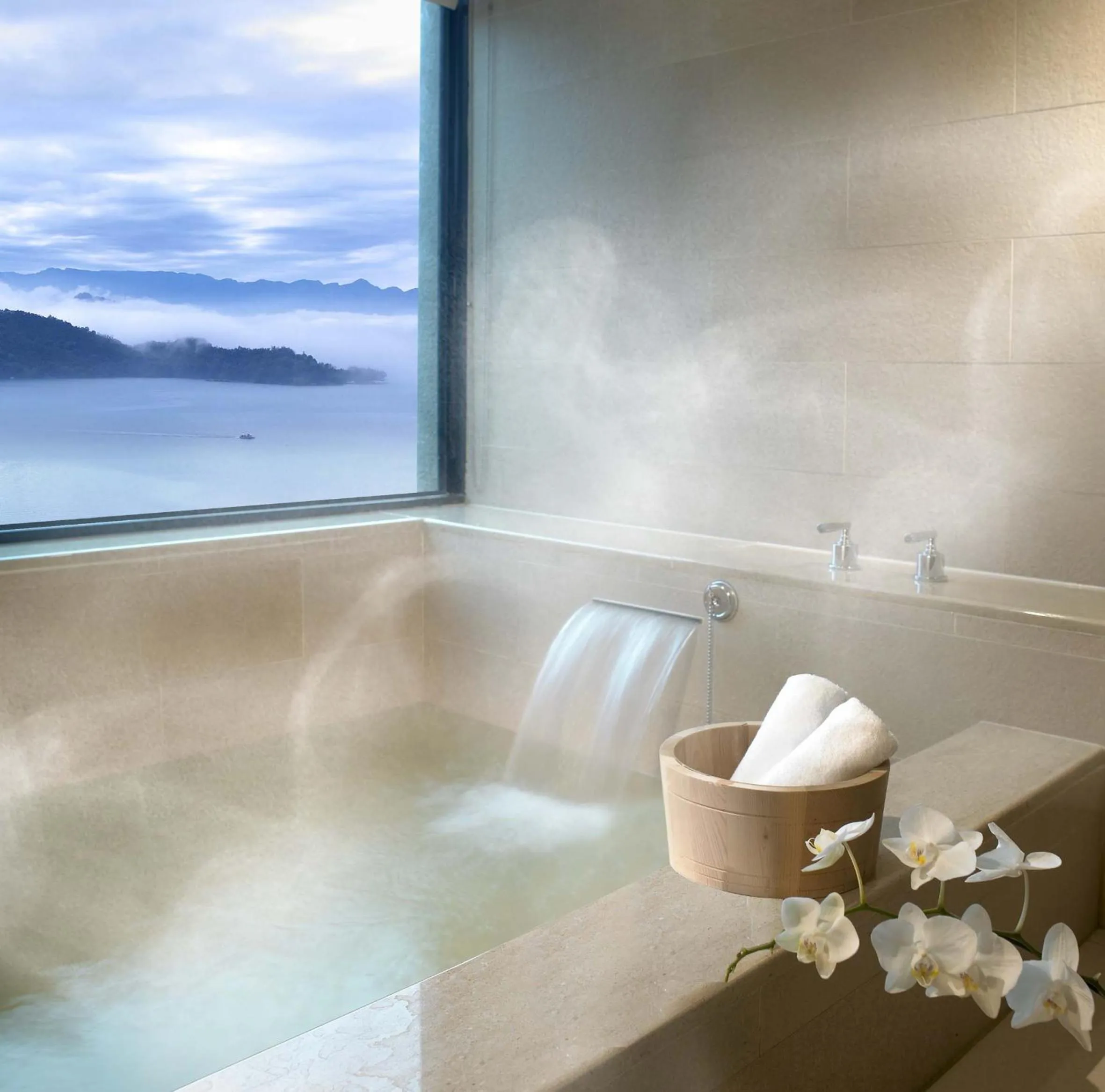 Hot Tub in Fleur de Chine Hotel