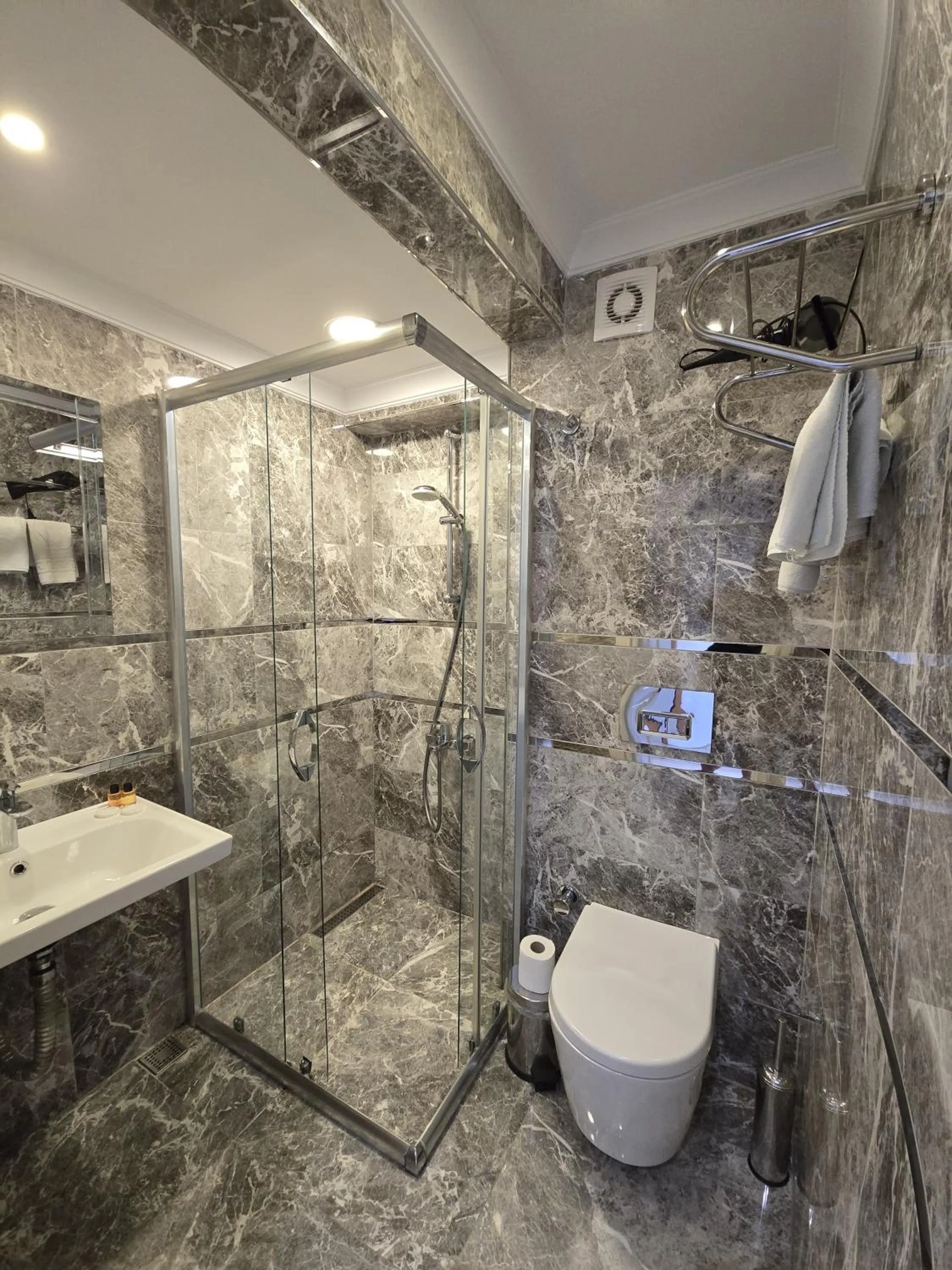 Shower in The Empress Theodora Hotel ll