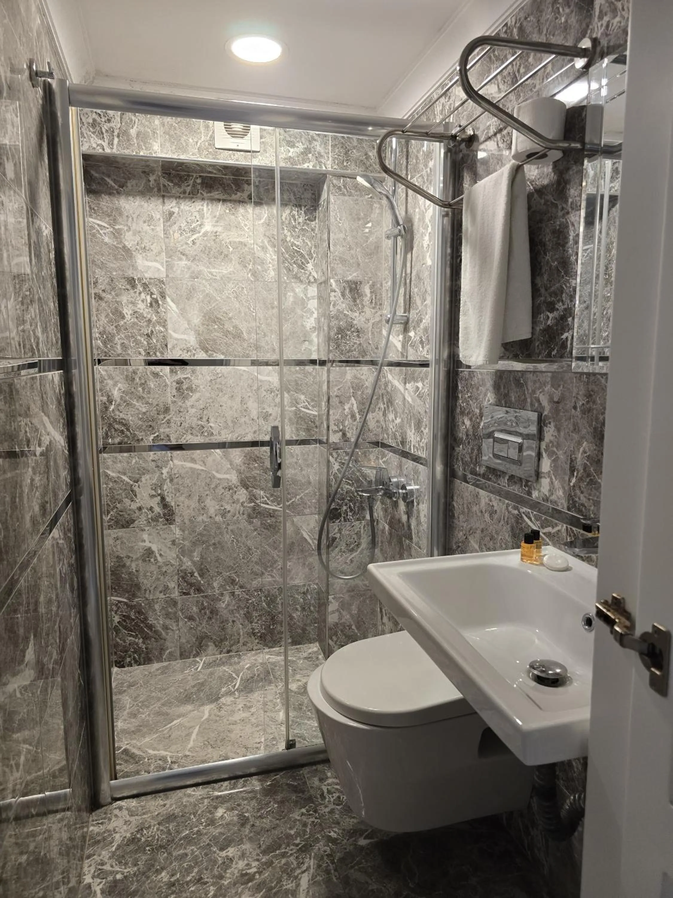 Shower in The Empress Theodora Hotel ll