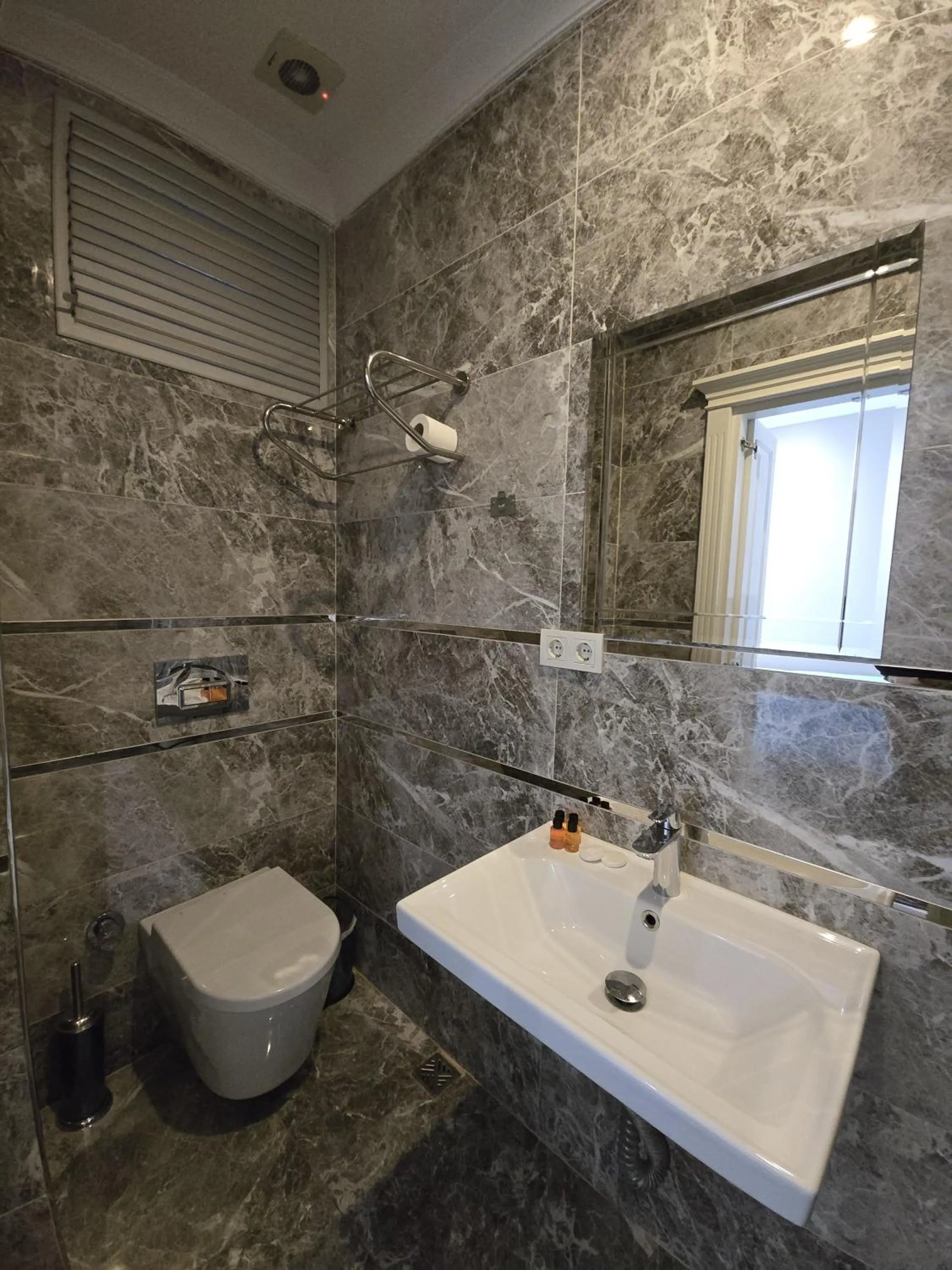 Shower in The Empress Theodora Hotel ll