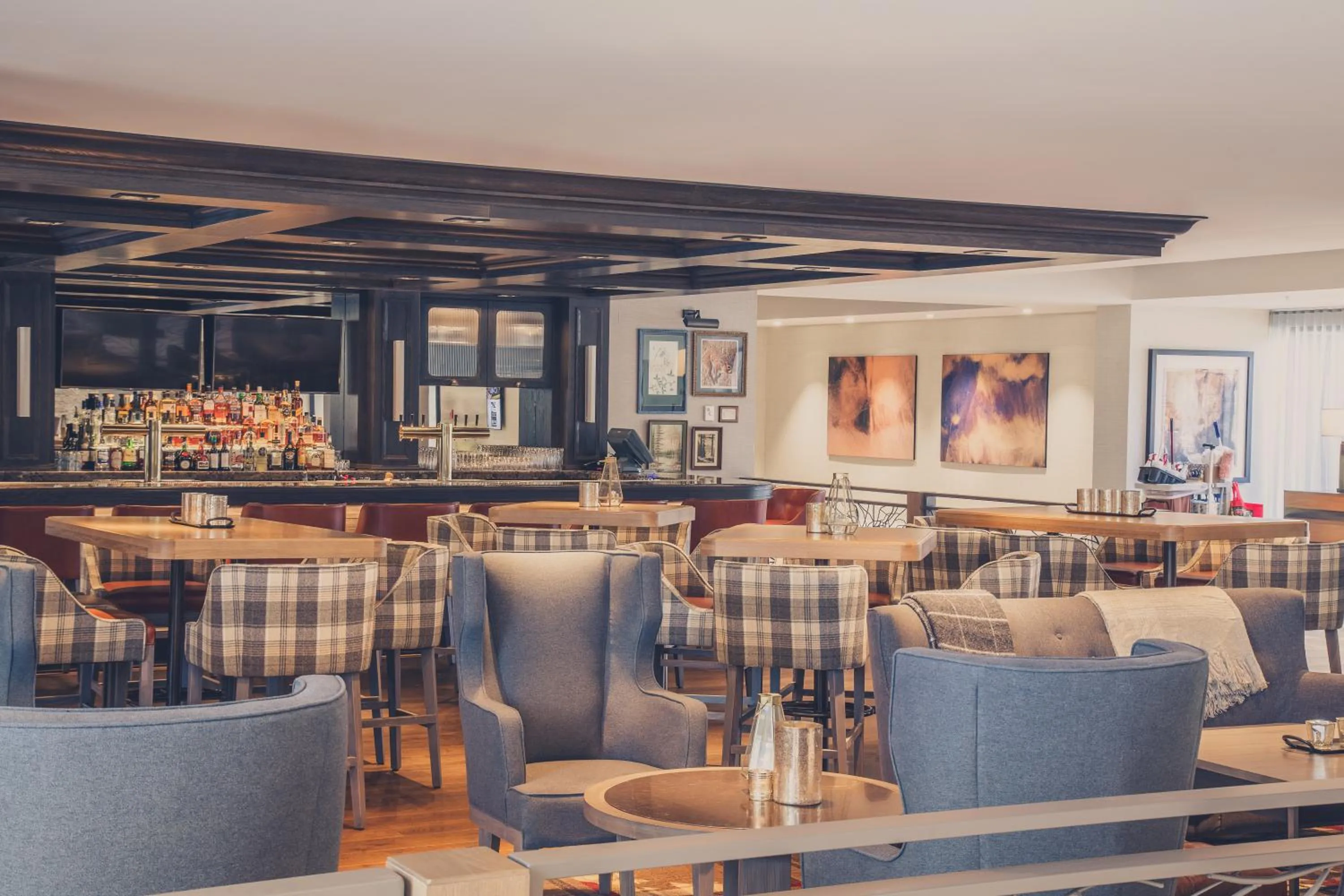 Lounge or bar, Restaurant/Places to Eat in Crosswaters Resort at Kananaskis