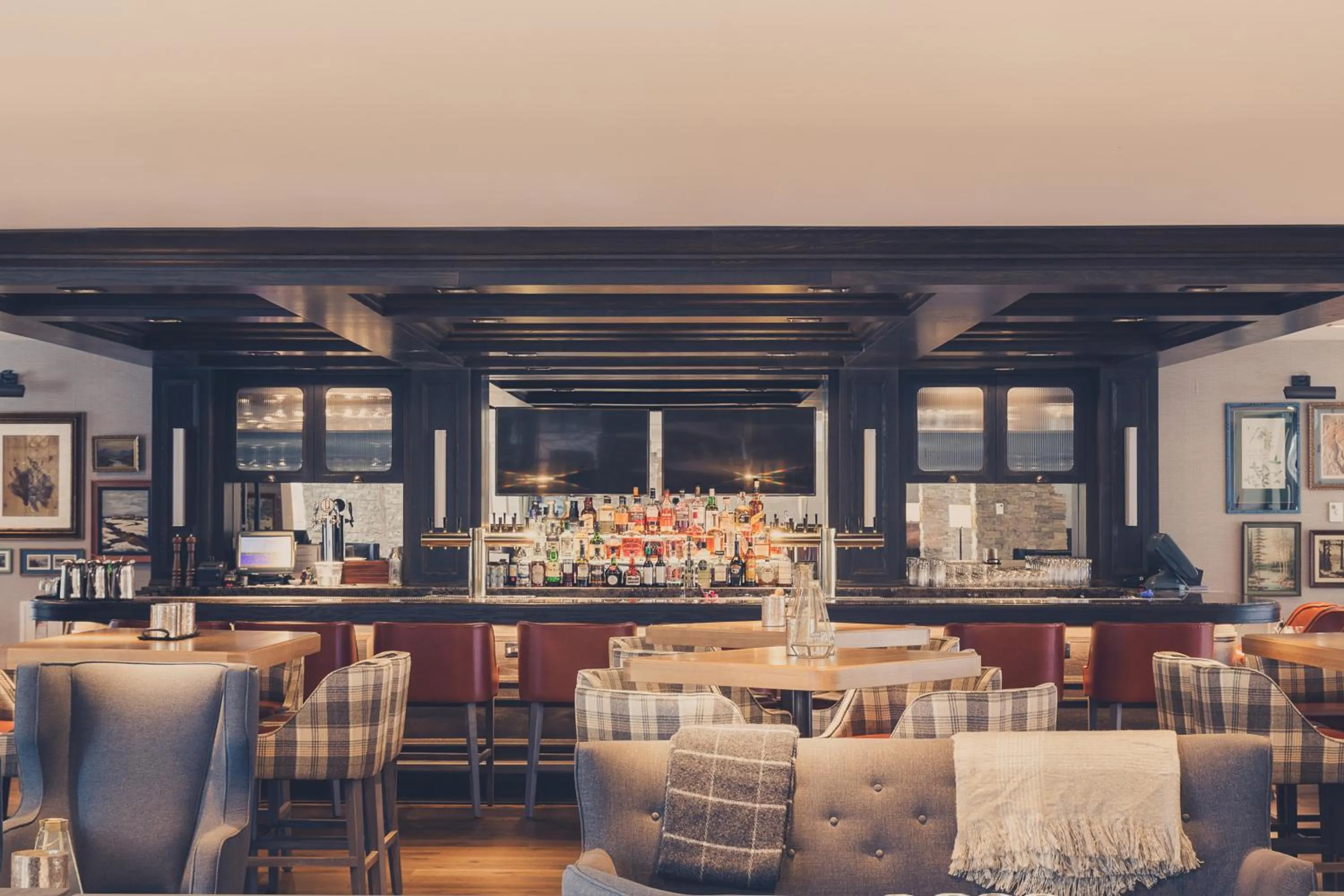 Lounge or bar, Restaurant/Places to Eat in Crosswaters Resort at Kananaskis