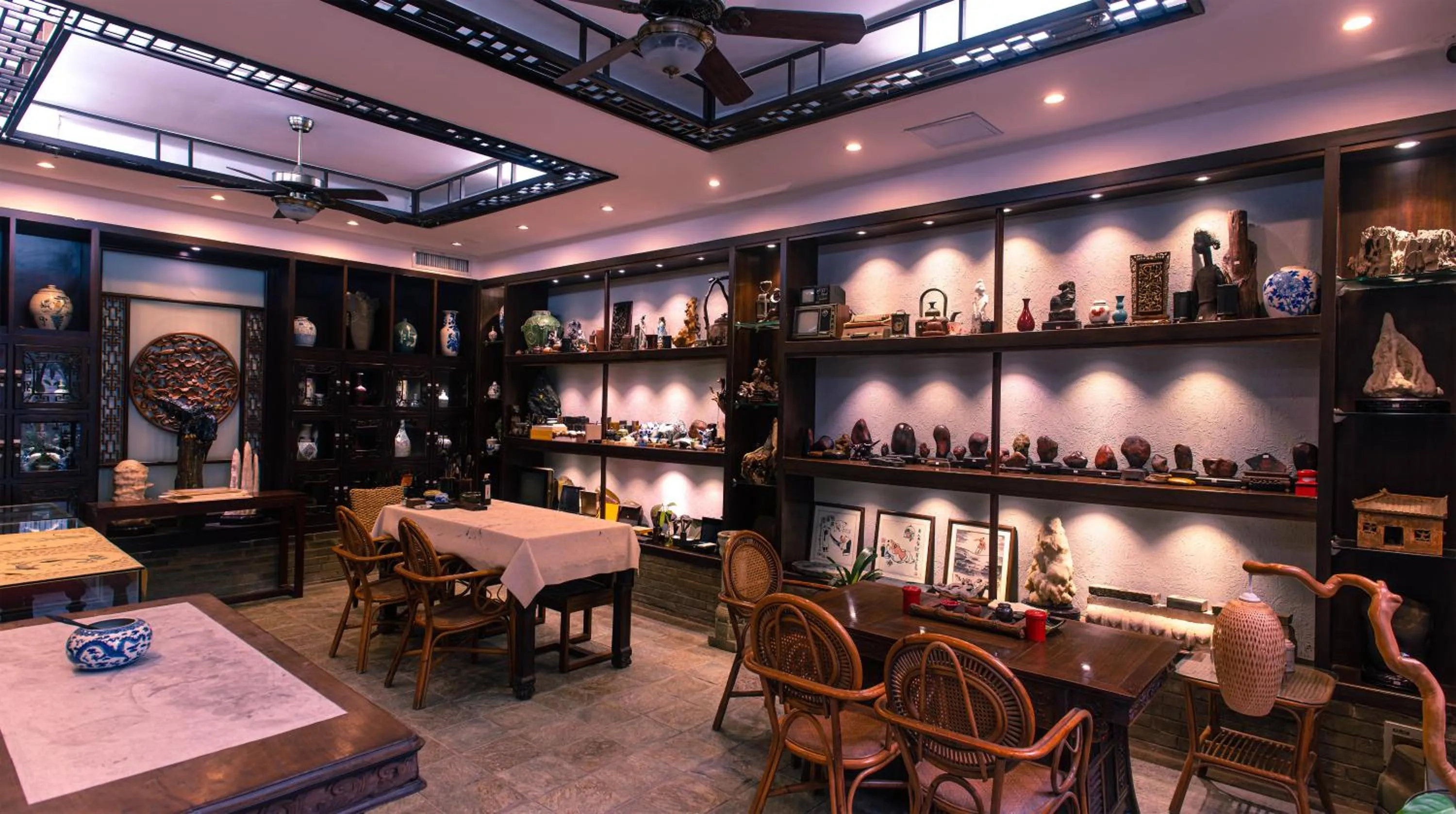 Communal lounge/ TV room in Aroma Tea House