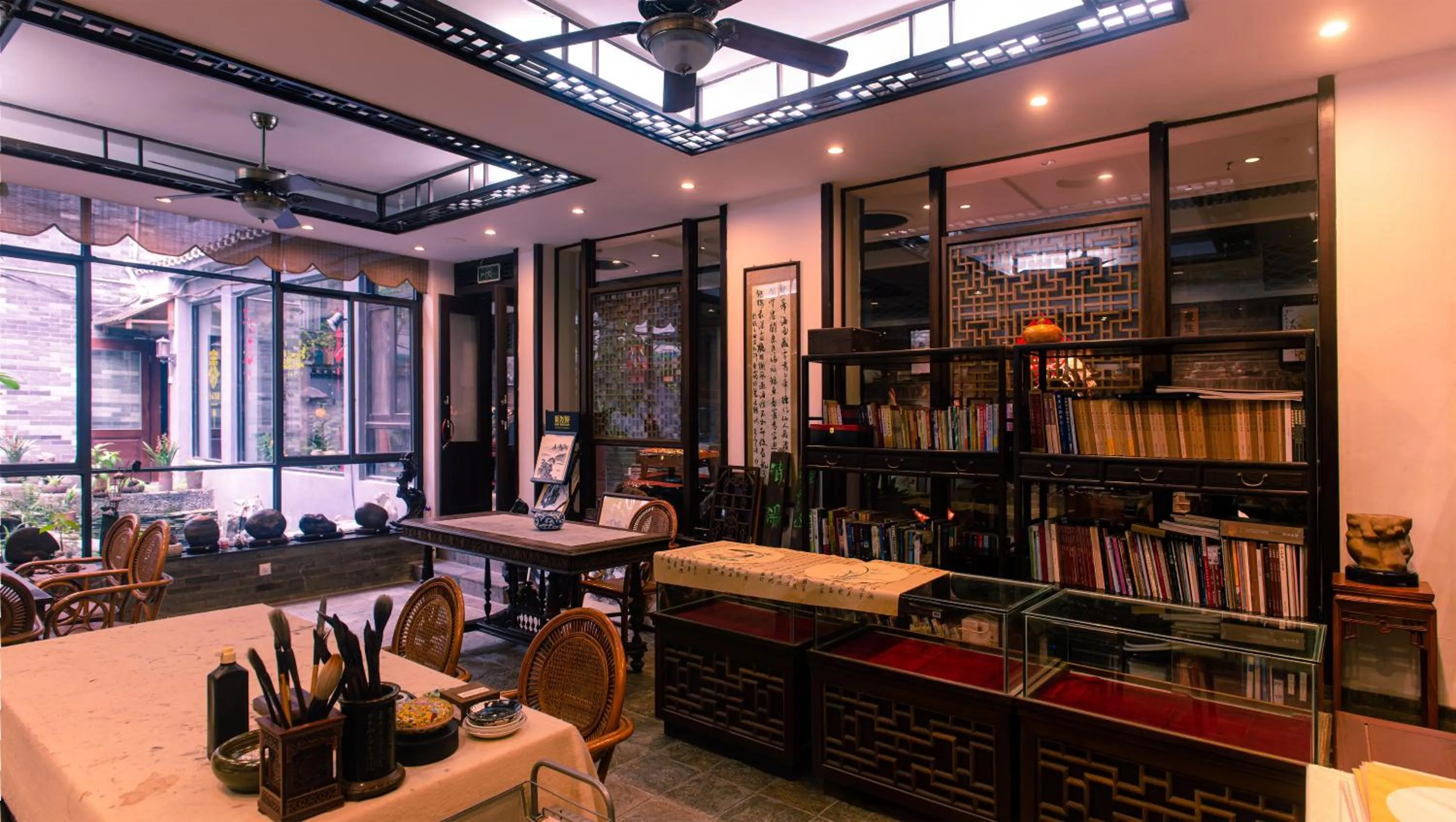 Communal lounge/ TV room in Aroma Tea House