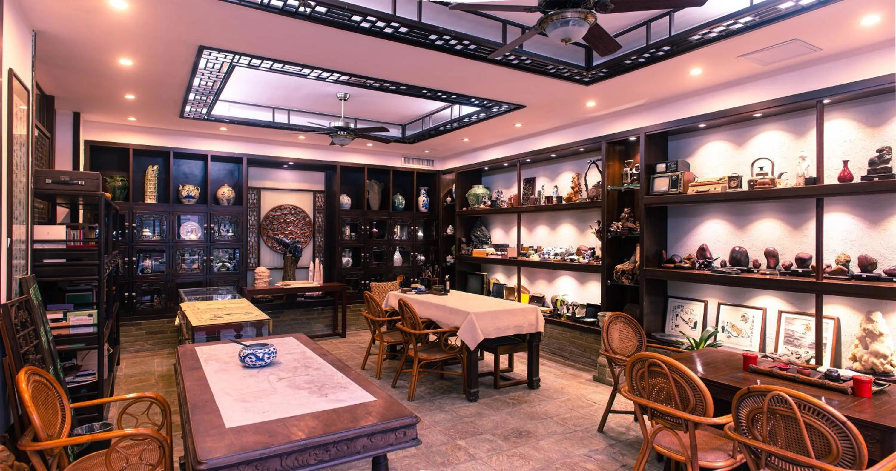 Communal lounge/ TV room in Aroma Tea House