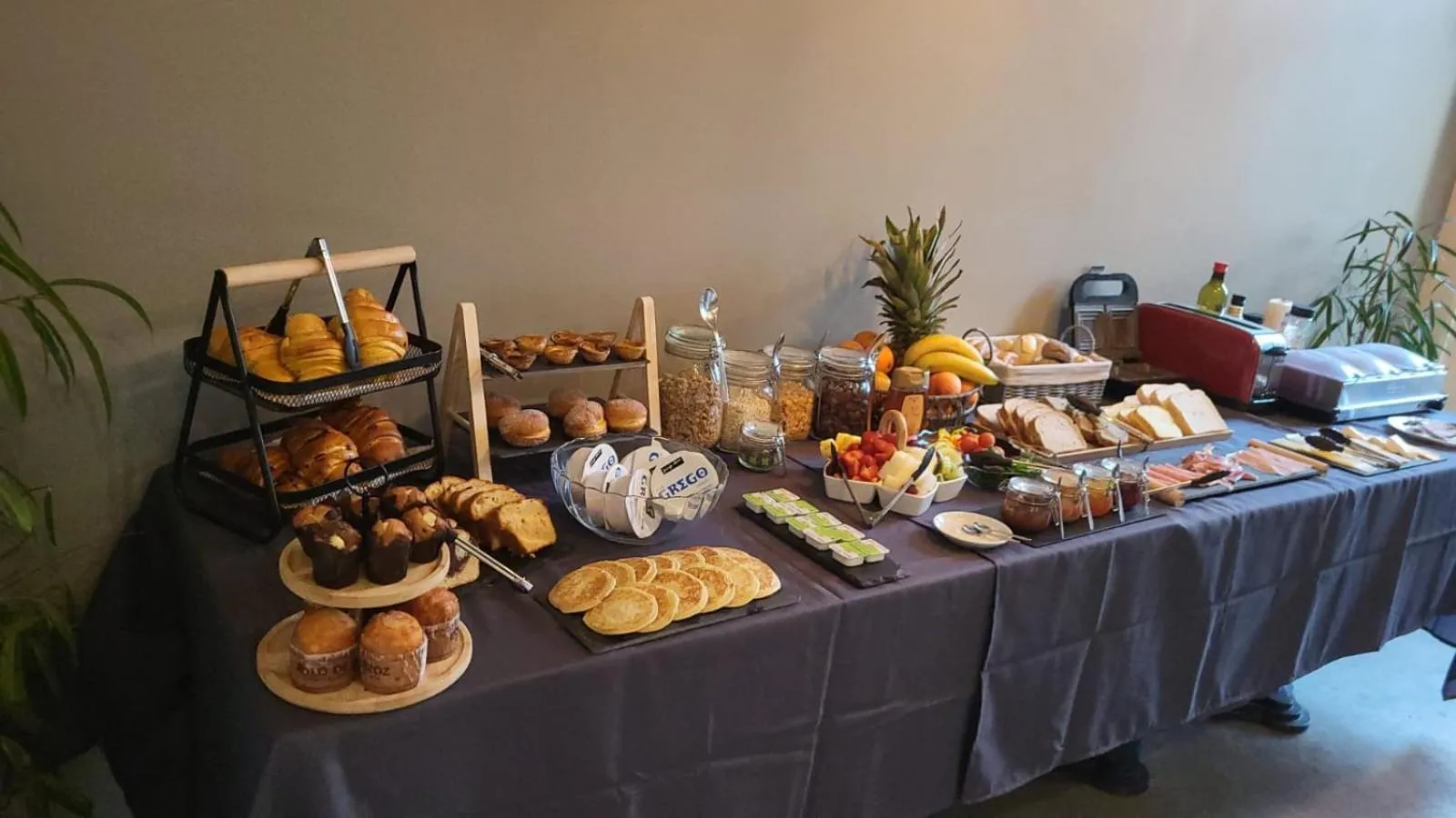 Buffet breakfast in The Bridge