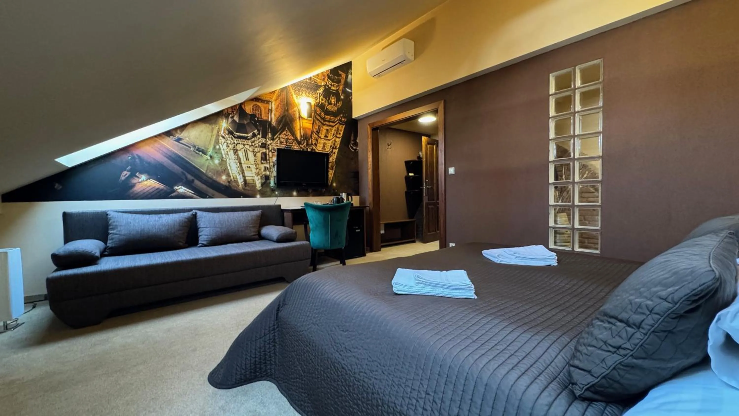 Photo of the whole room in Villa Regia