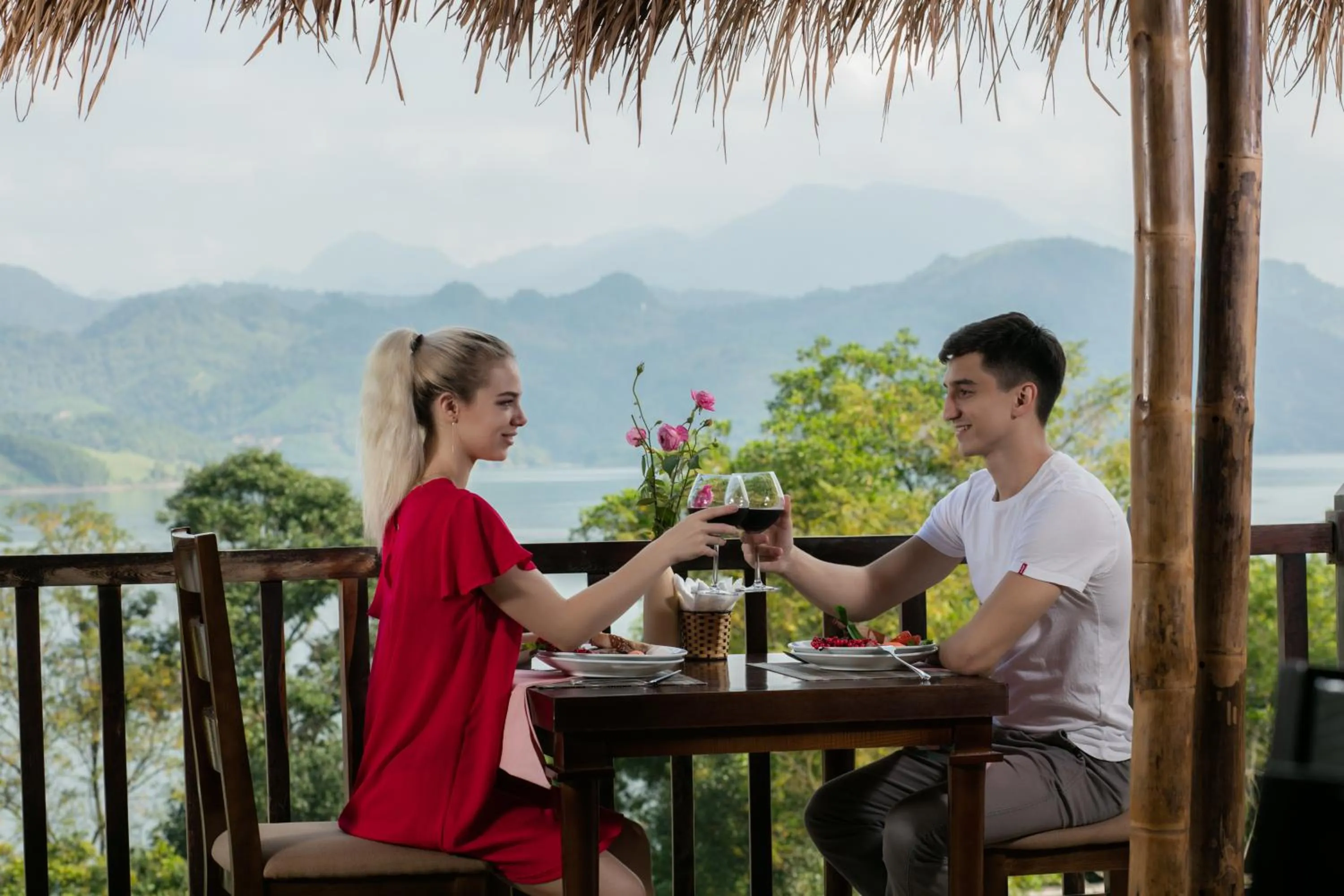 Restaurant/places to eat in Mai Chau Hideaway Lake Resort