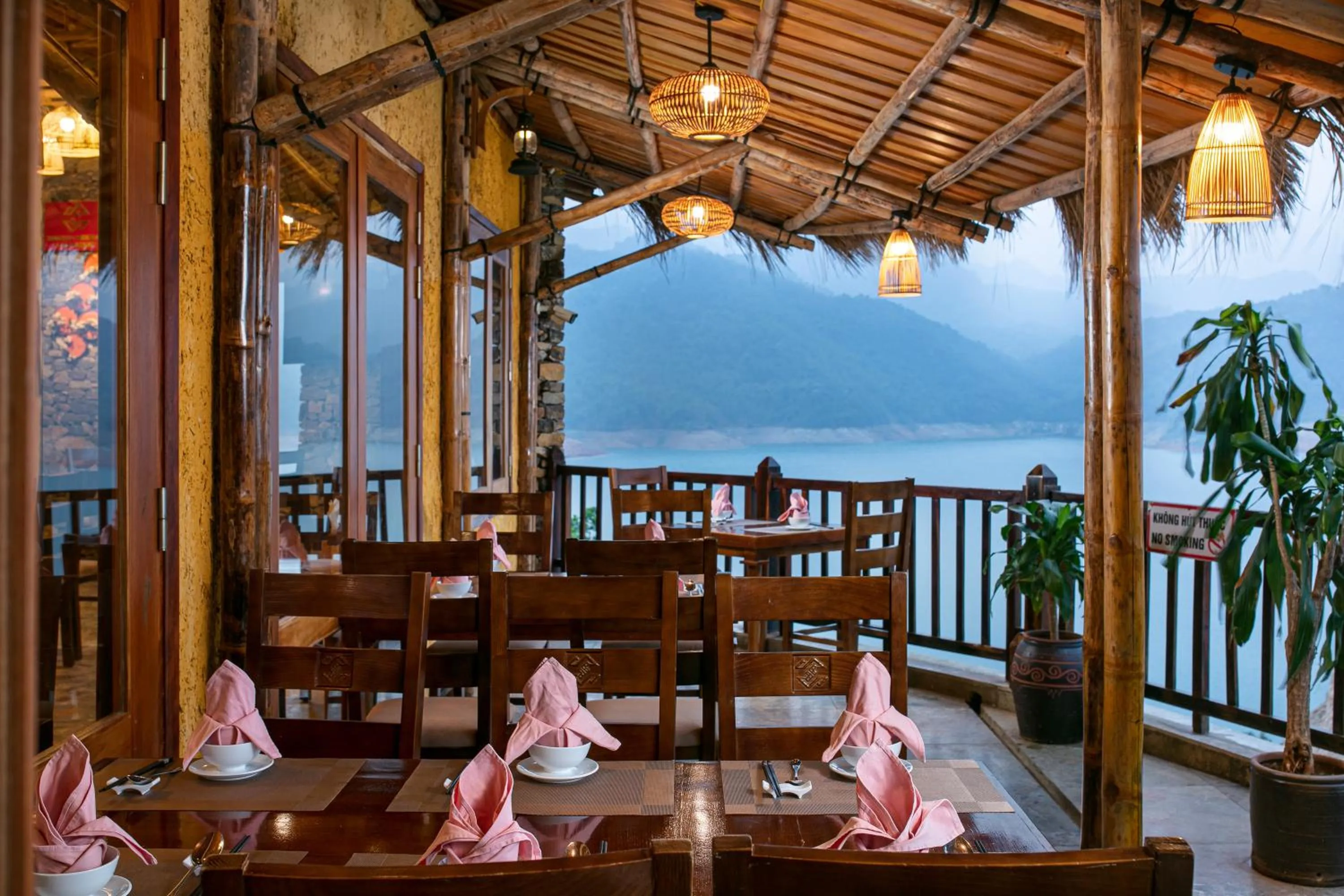 Restaurant/places to eat in Mai Chau Hideaway Lake Resort