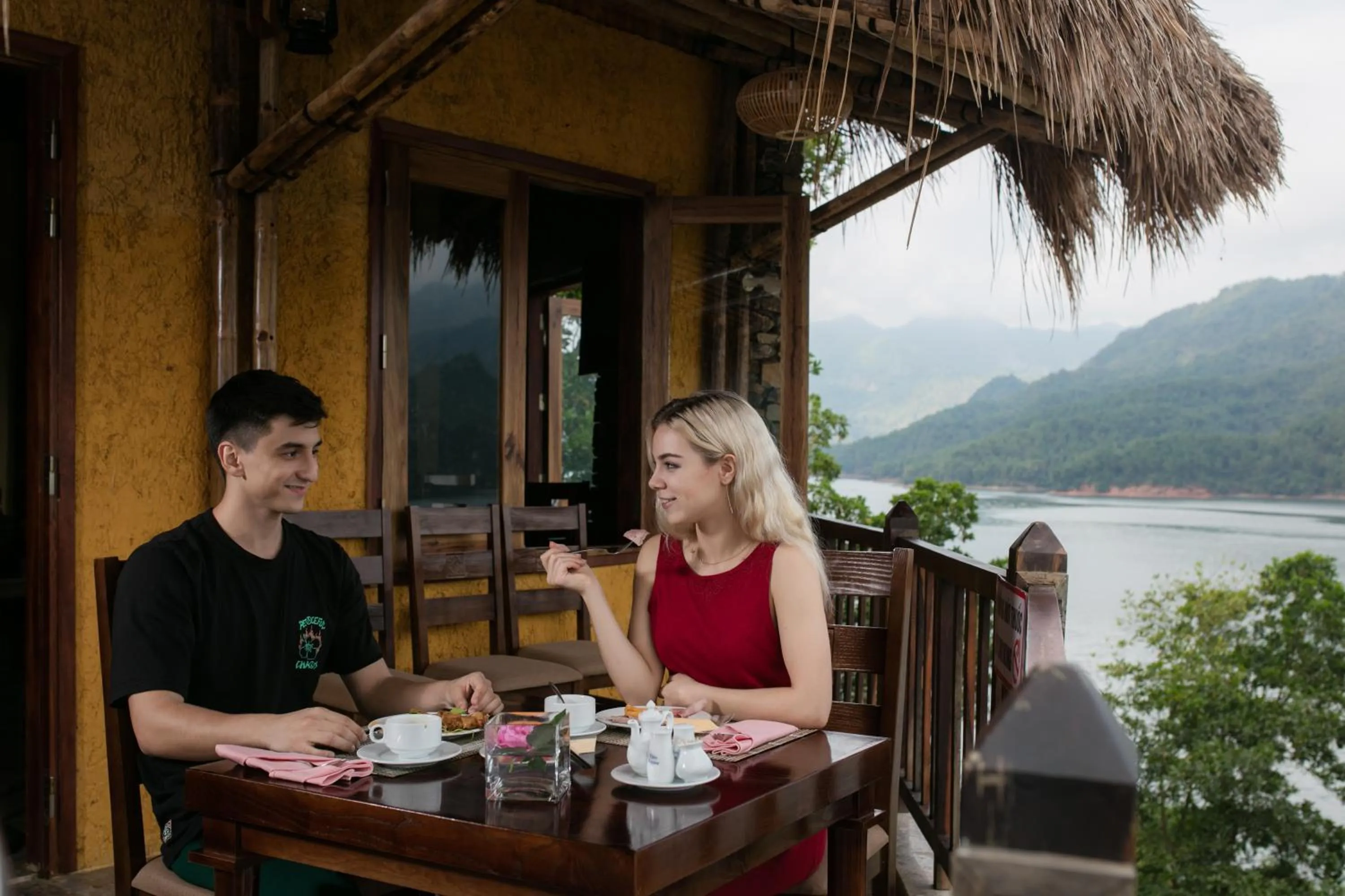 Restaurant/places to eat in Mai Chau Hideaway Lake Resort