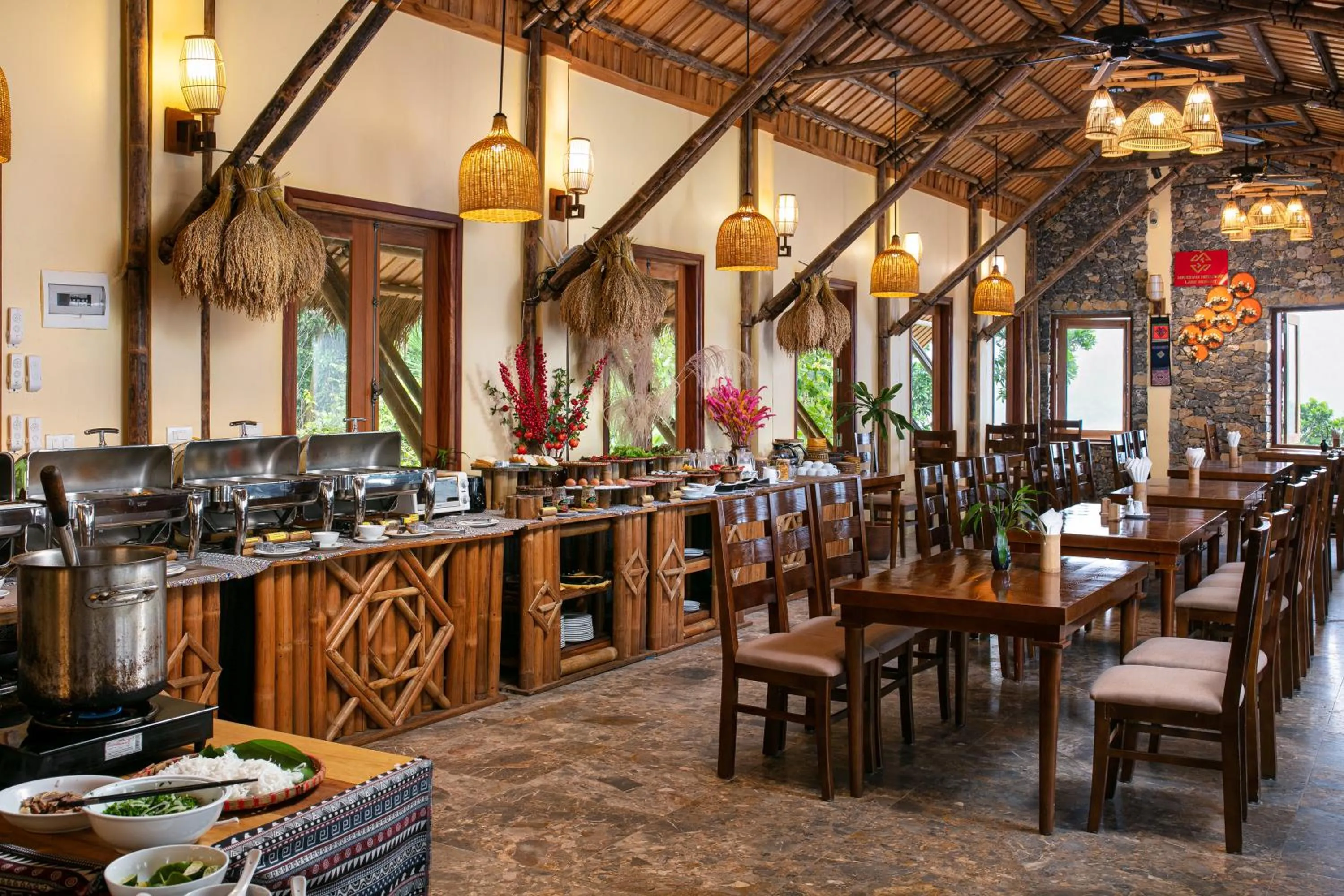 Restaurant/places to eat in Mai Chau Hideaway Lake Resort