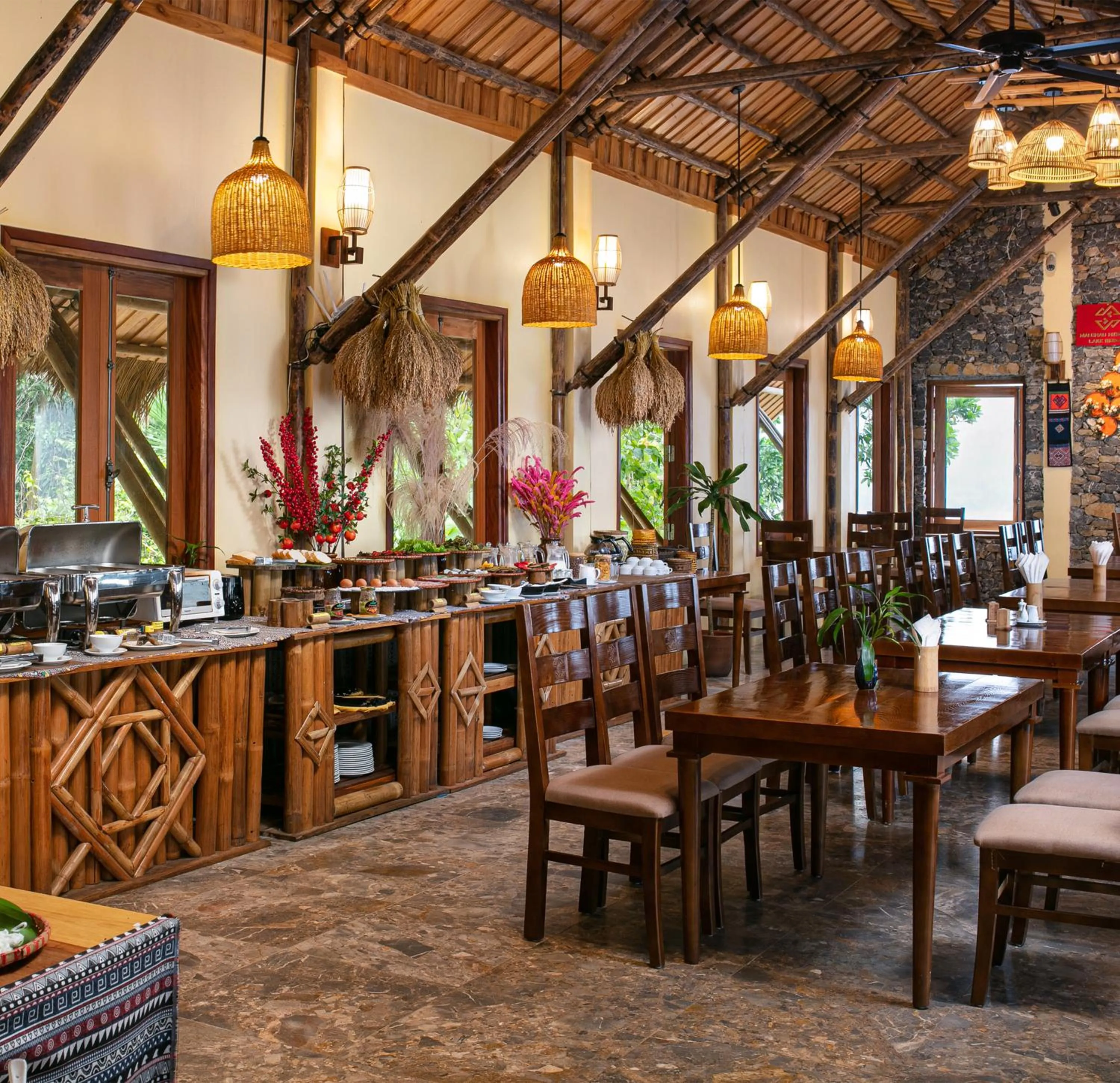 Restaurant/places to eat in Mai Chau Hideaway Lake Resort