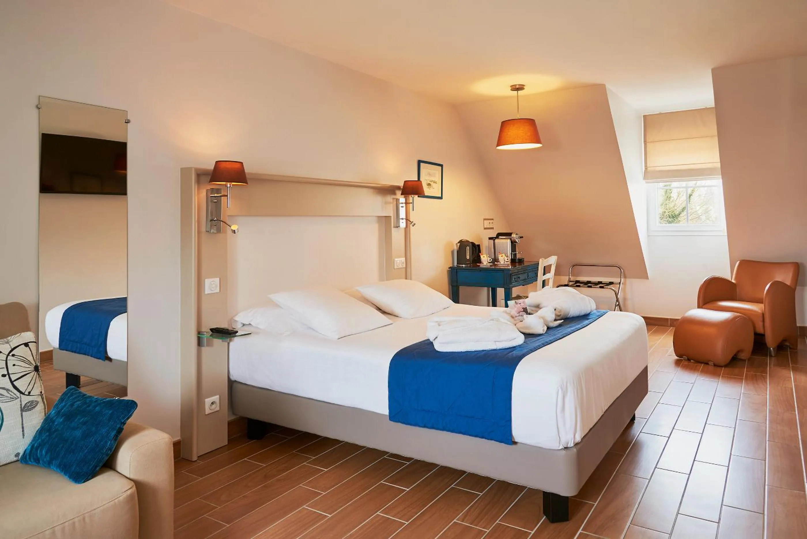 Living room, Bed in Hotel Spa Les Saules