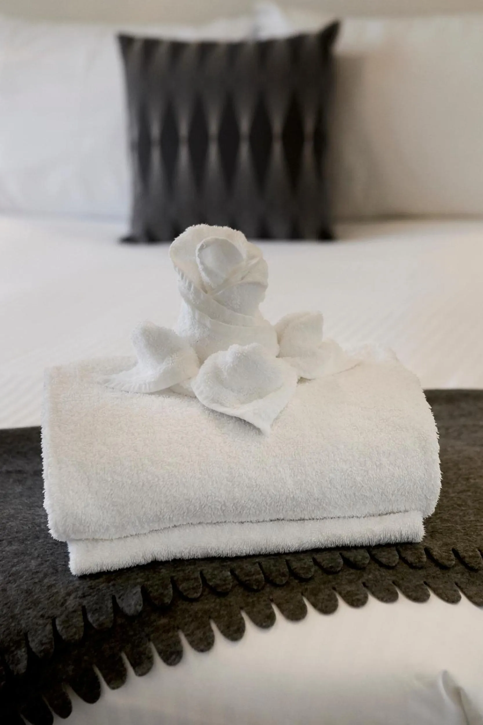 Bedroom, Bed in Melbourne City Apartments - Teri