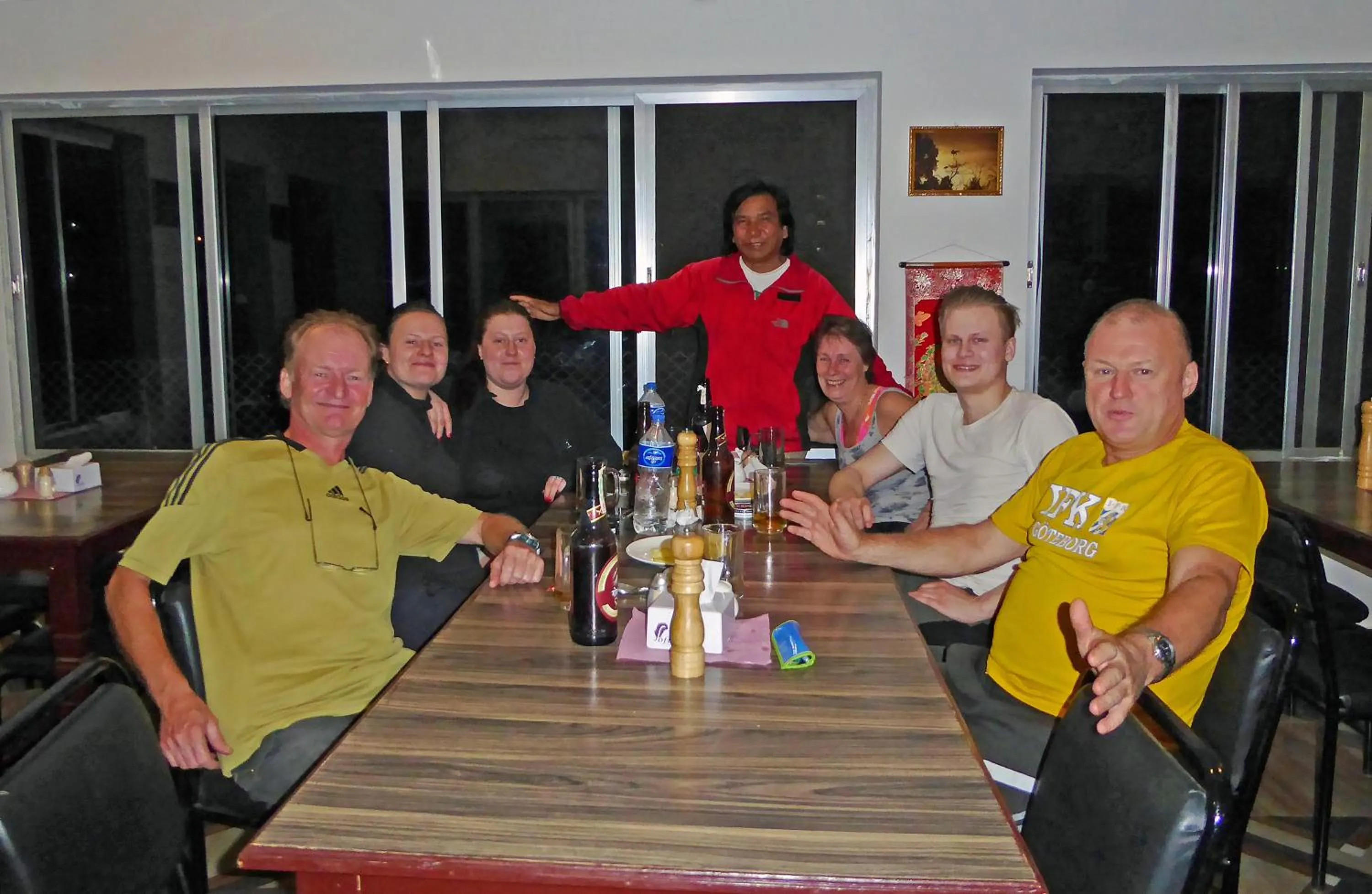 Restaurant/places to eat in Tharu Mahal