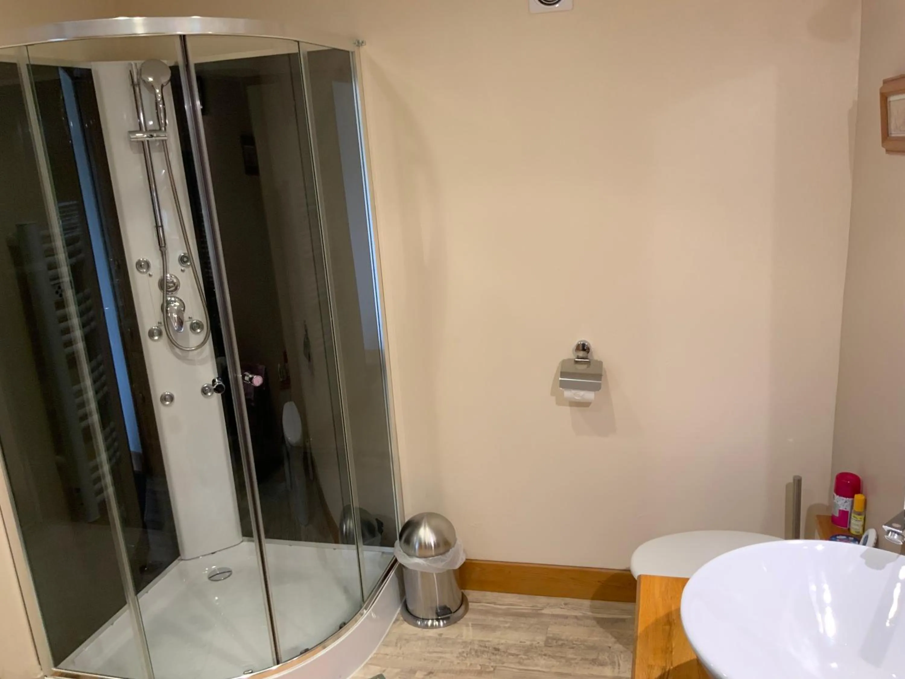 Shower in Chez Helen