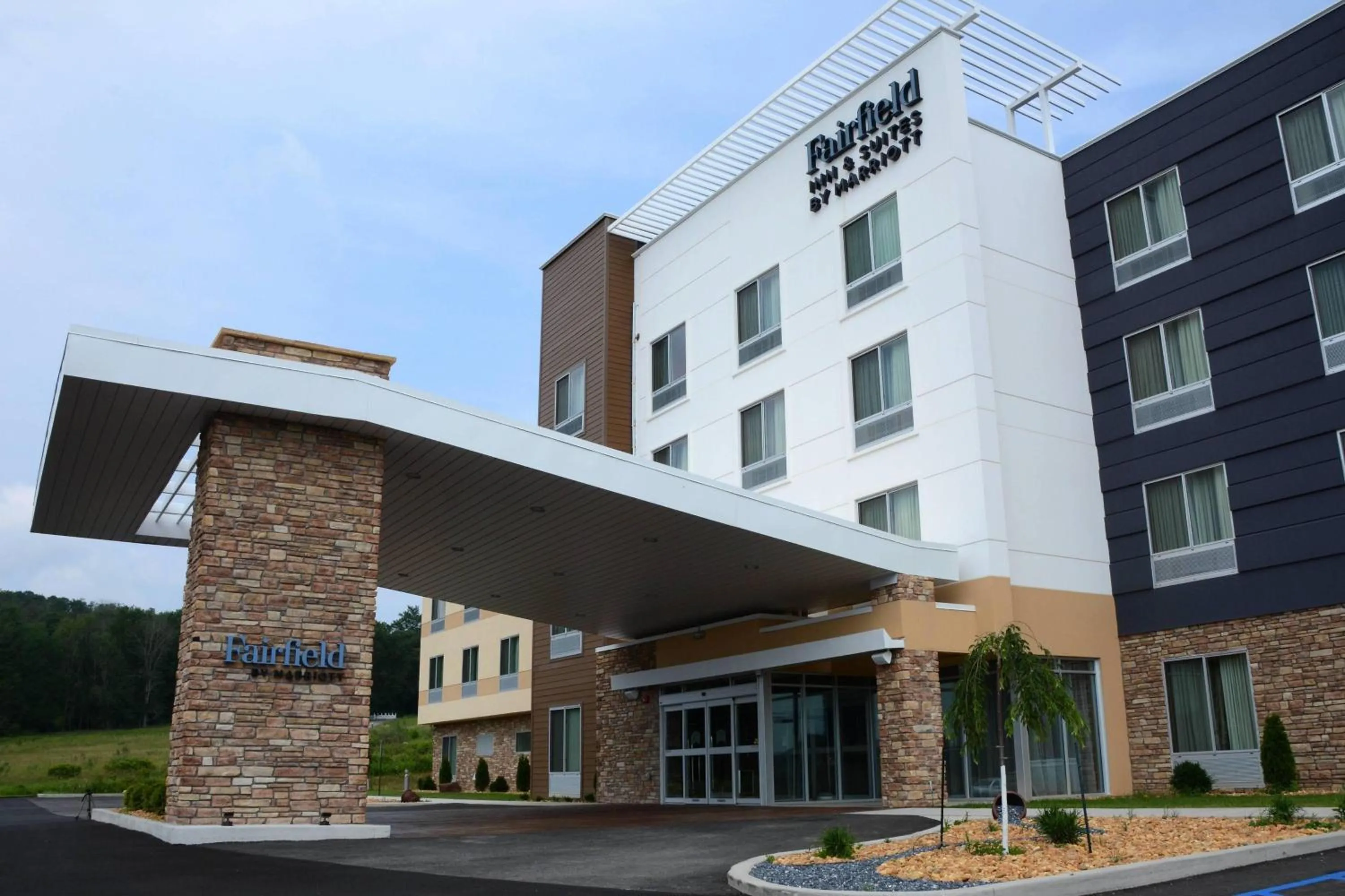 Property building in Fairfield Inn & Suites By Marriott Somerset, PA