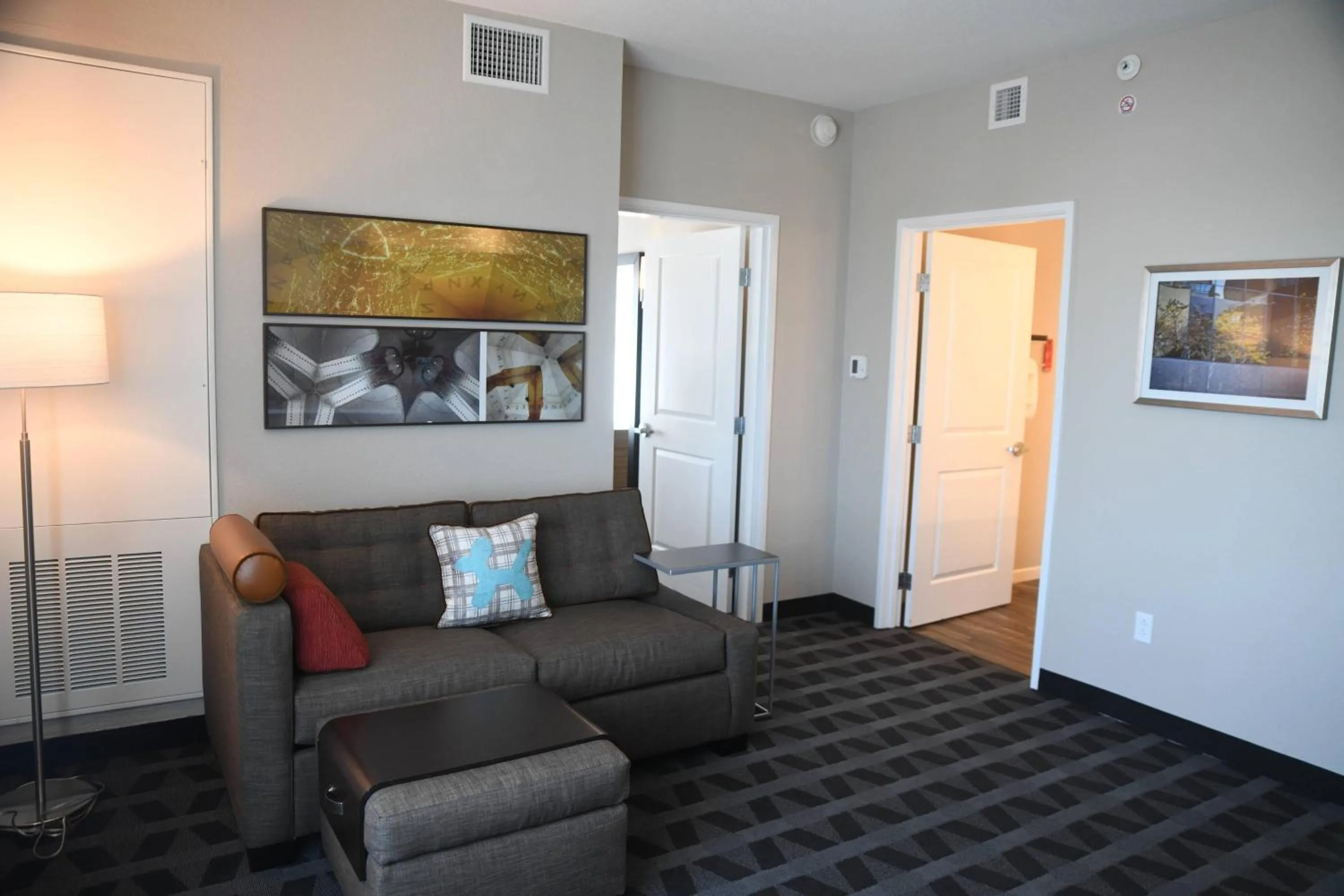 Living room in TownePlace Suites Kansas City At Briarcliff