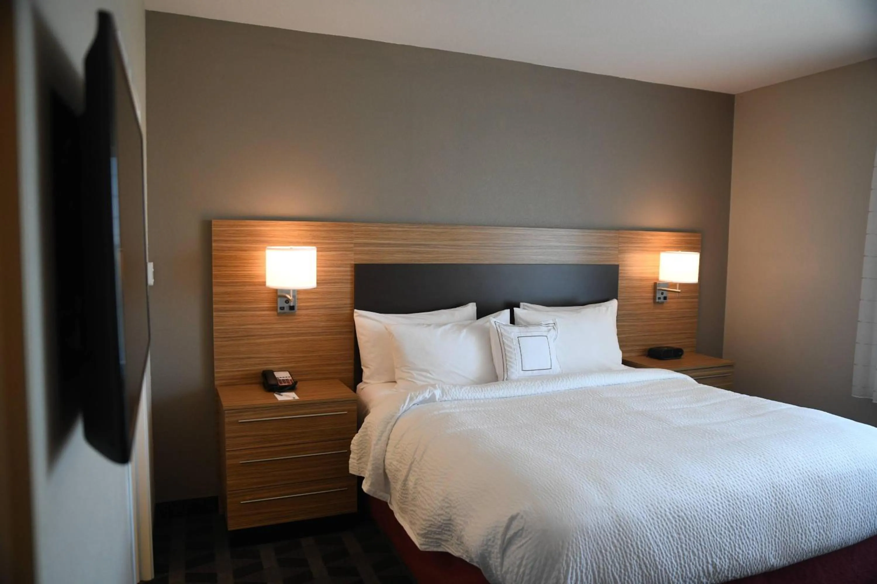 Photo of the whole room, Bed in TownePlace Suites Kansas City At Briarcliff