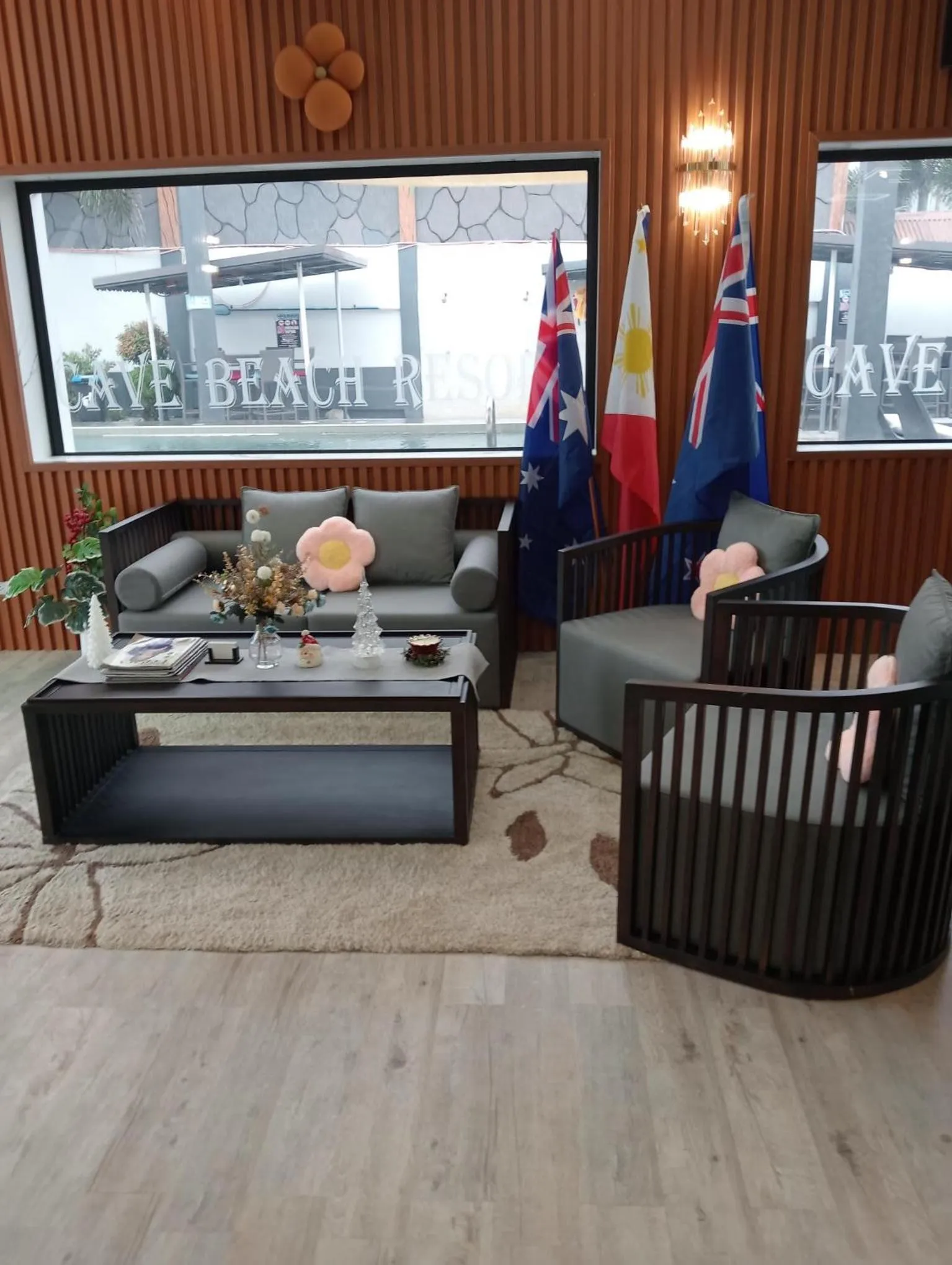 Communal lounge/ TV room in Cave Beach Resort - Boutique Accomodation